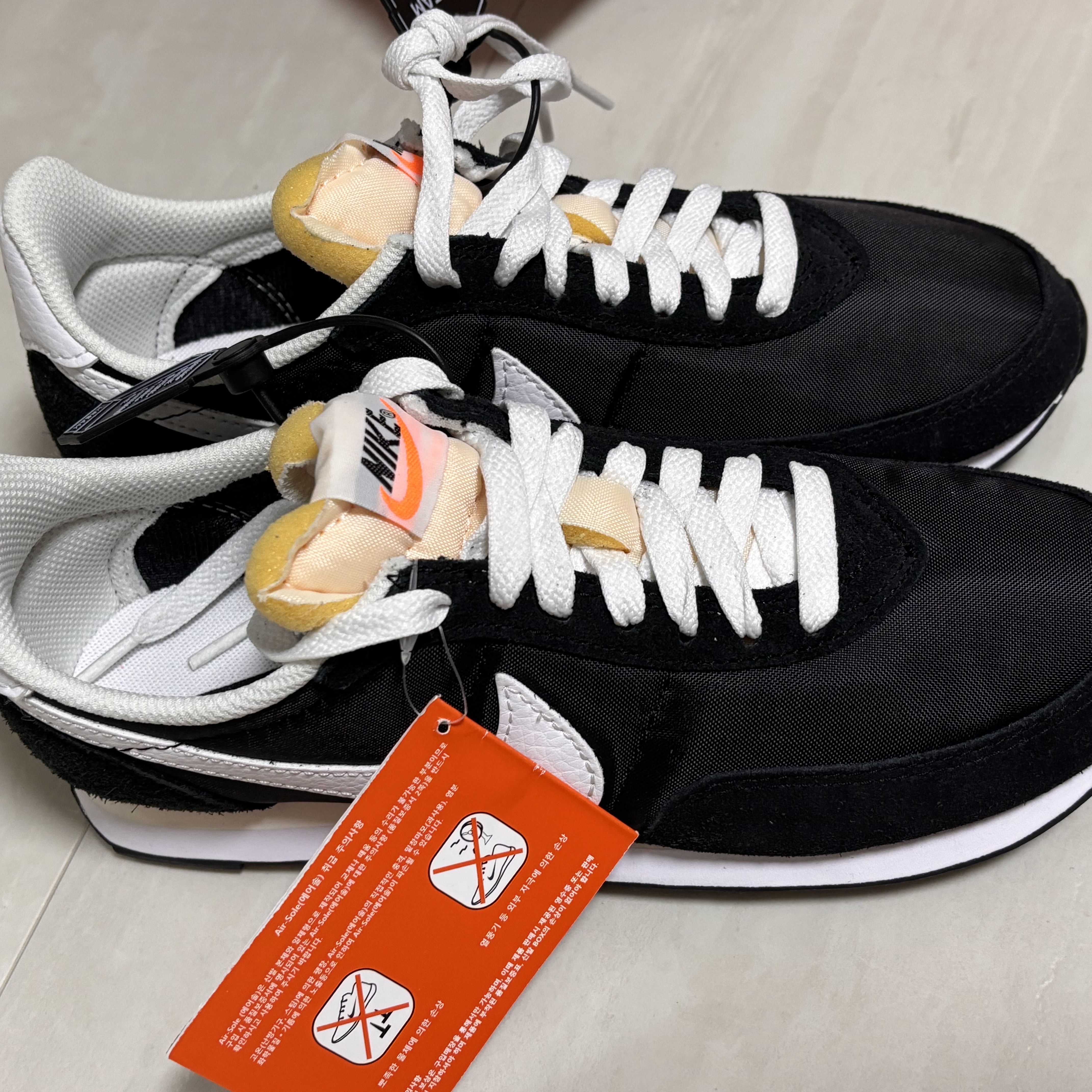 (W) Nike Waffle Trainer 2 Black White 착용 스타일 - 1