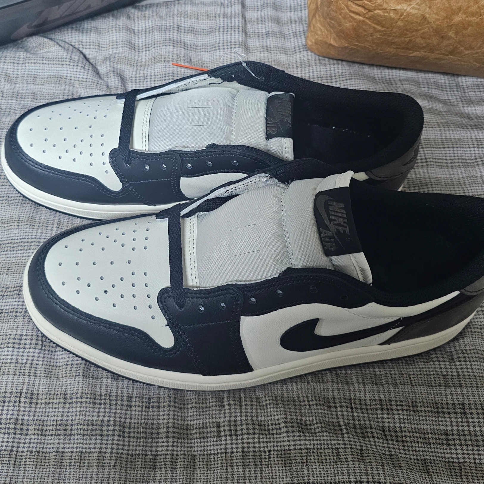 Jordan 1 Retro Low OG Mocha 착용 스타일 - 1