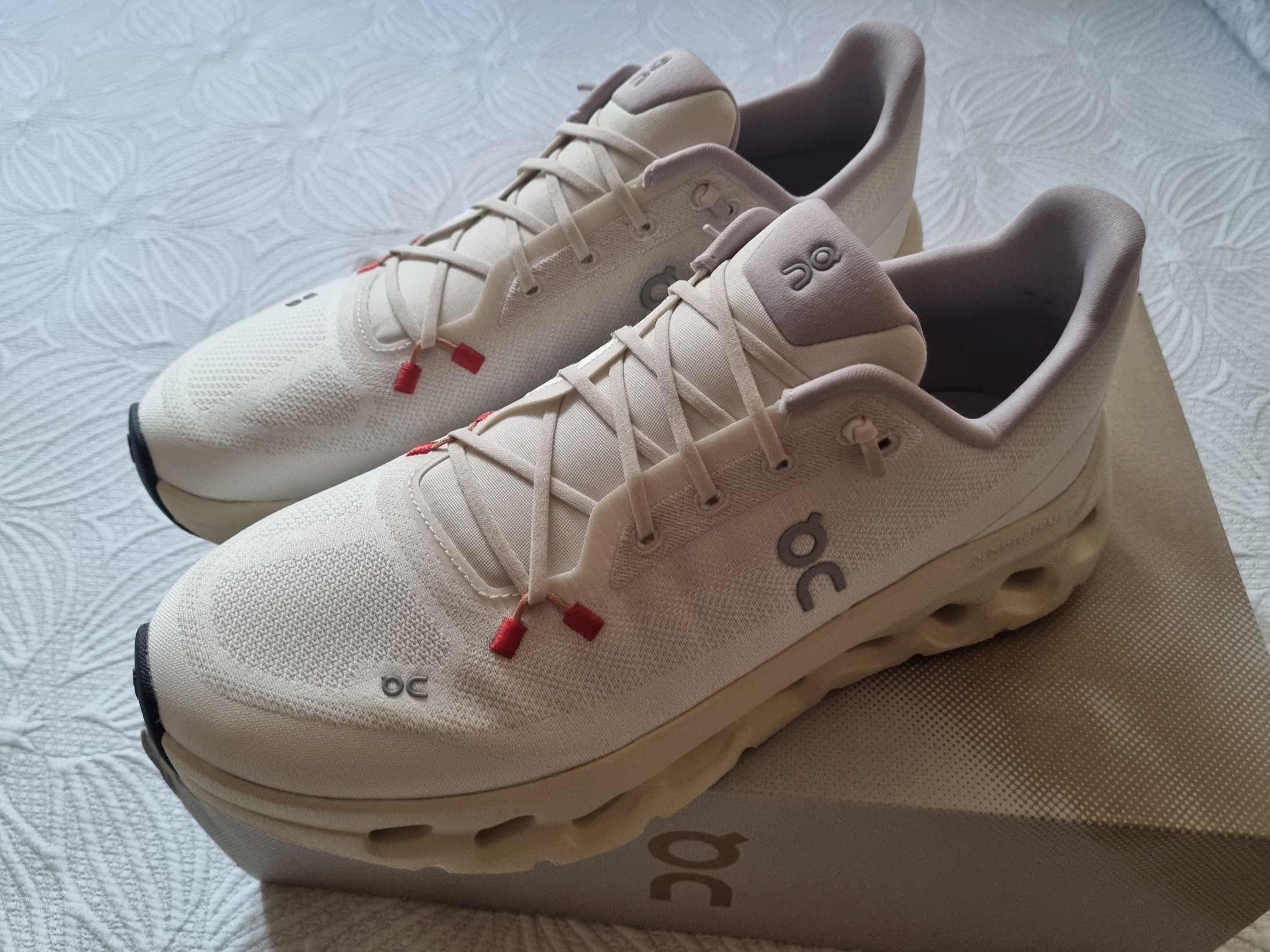 On Running Cloudtilt Sand Cream 착용 스타일