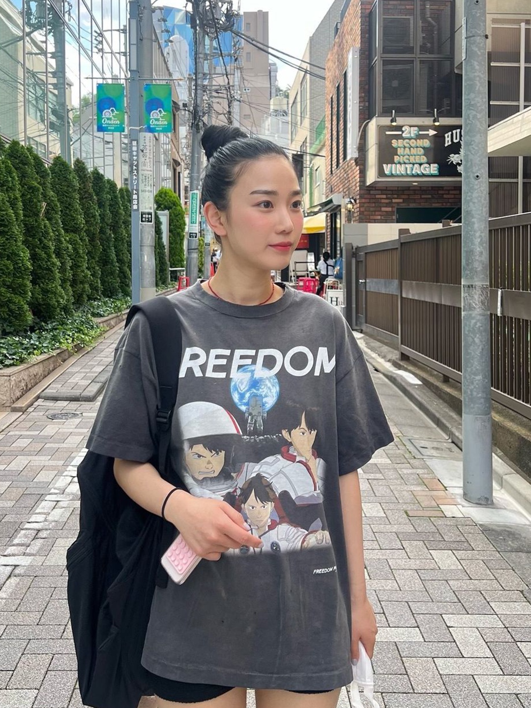 Lookism Jong Gun Shirooni T-Shirt Charcoal, Matin Kim Twinkle Graphic Logo Top Charcoal 착용 스타일 - 2