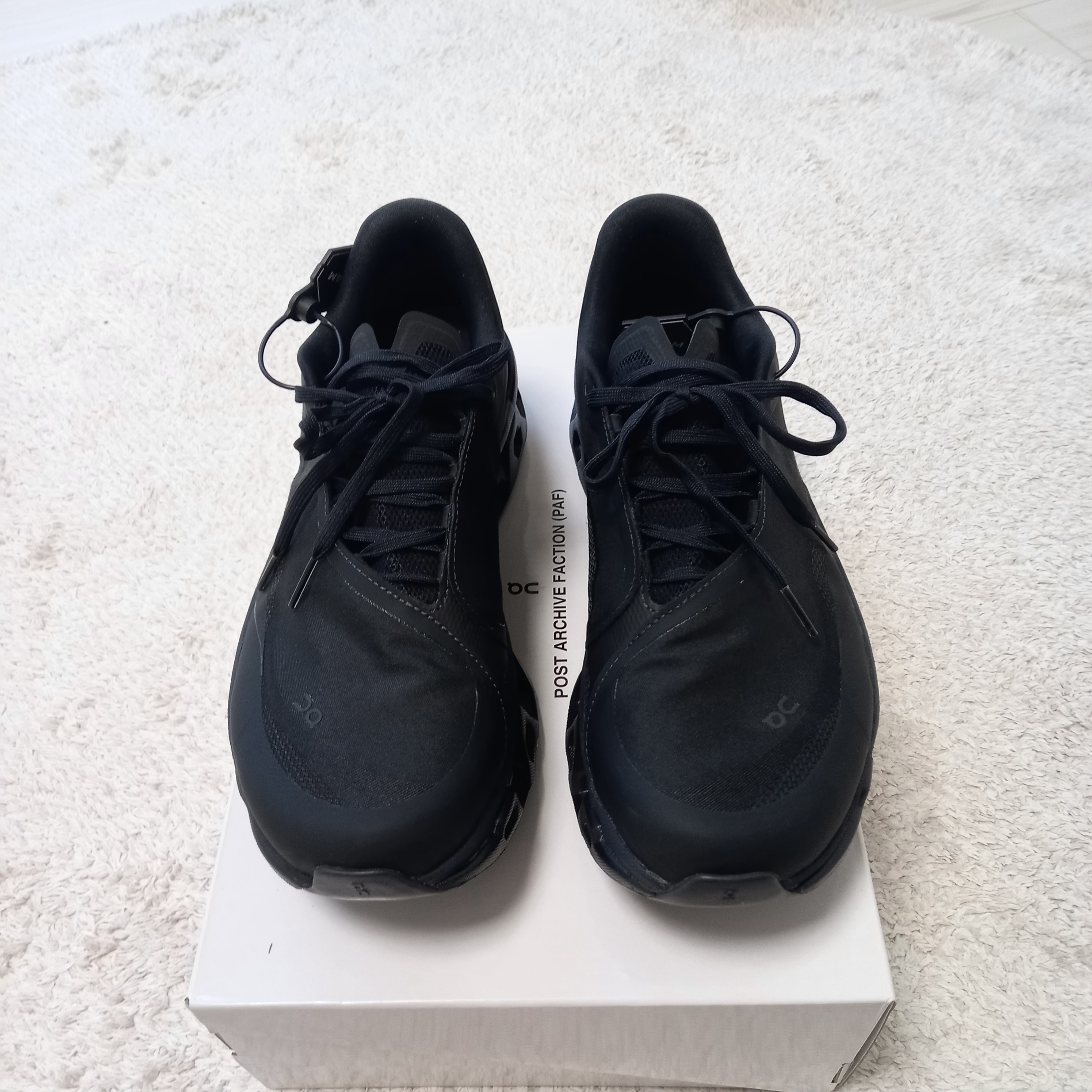 On Running x Post Archive Faction (Paf) Cloudmonster 2 Black Magnet 착용 스타일 - 2