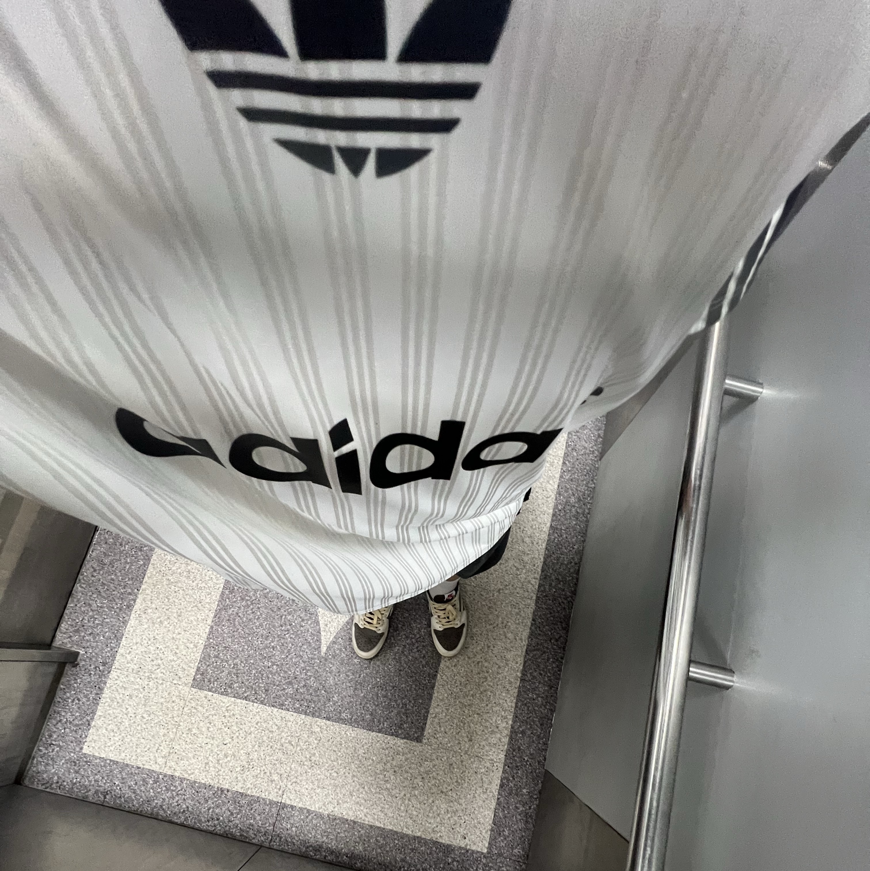 Adidas Adicolor T-Shirt White Black - KR Sizing, Jordan 1 x Travis Scott Retro Low OG SP Sail and Ridgerock 착용 스타일
