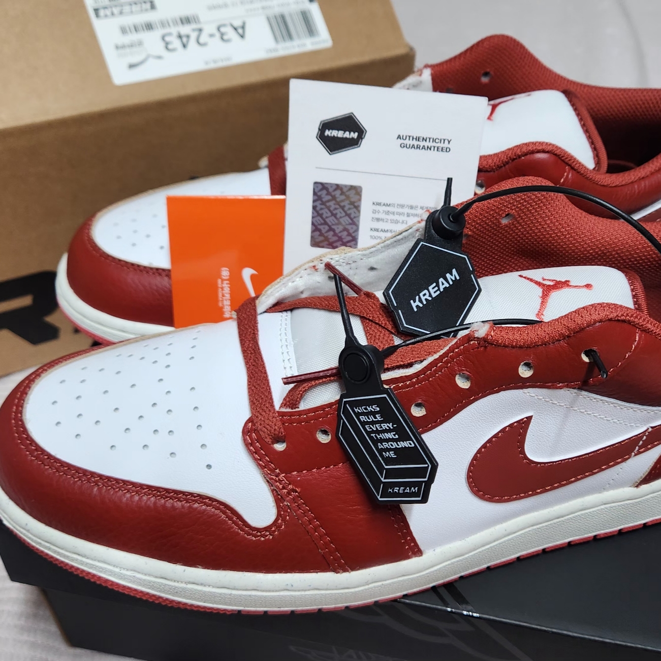 Jordan 1 Low SE Dune Red White 착용 스타일 - 1