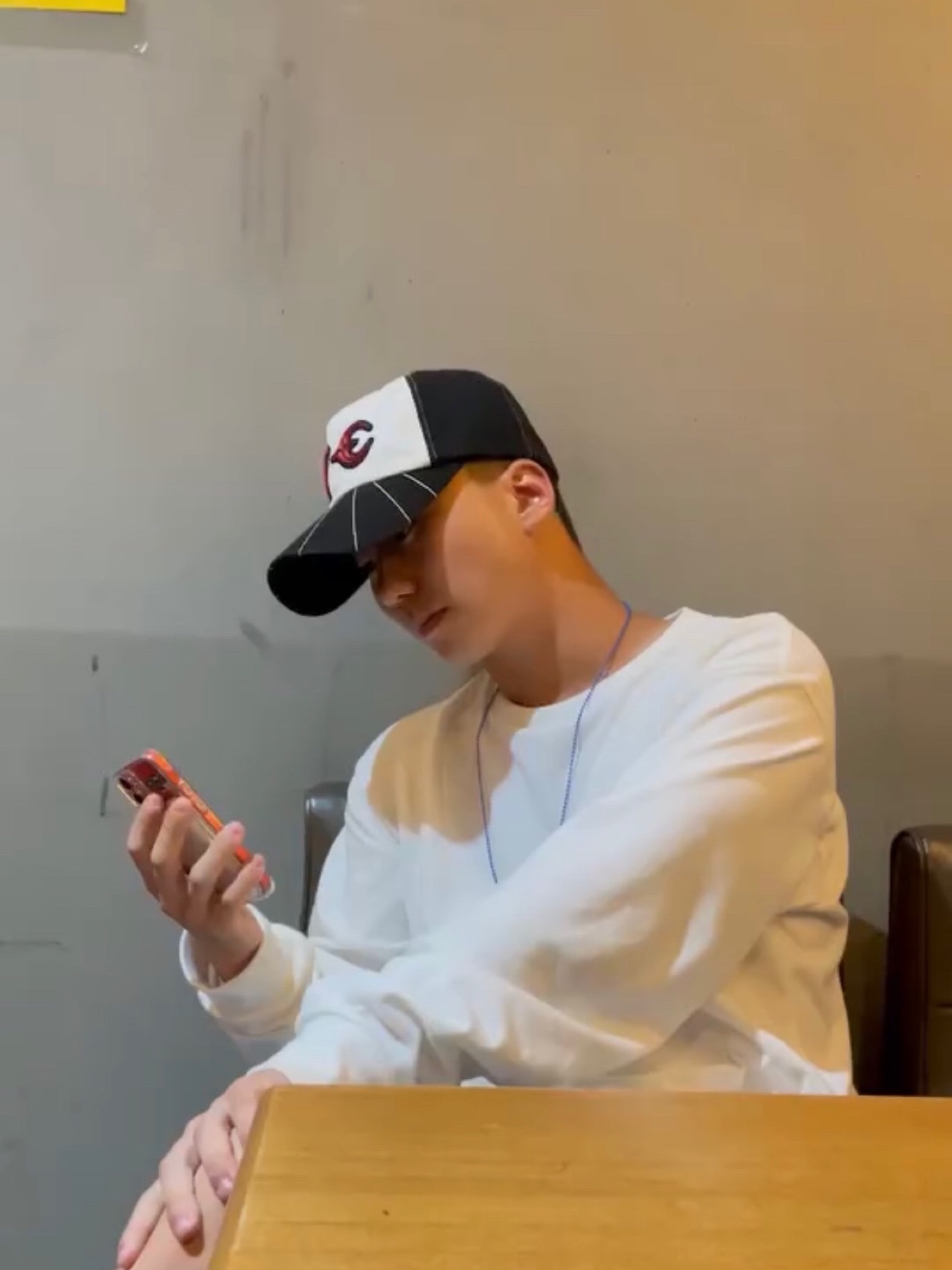 Deus Ex Machina Seoul College Long Sleeve T-Shirt White, Thug Club TC Rise Cap White 착용 스타일 - 3
