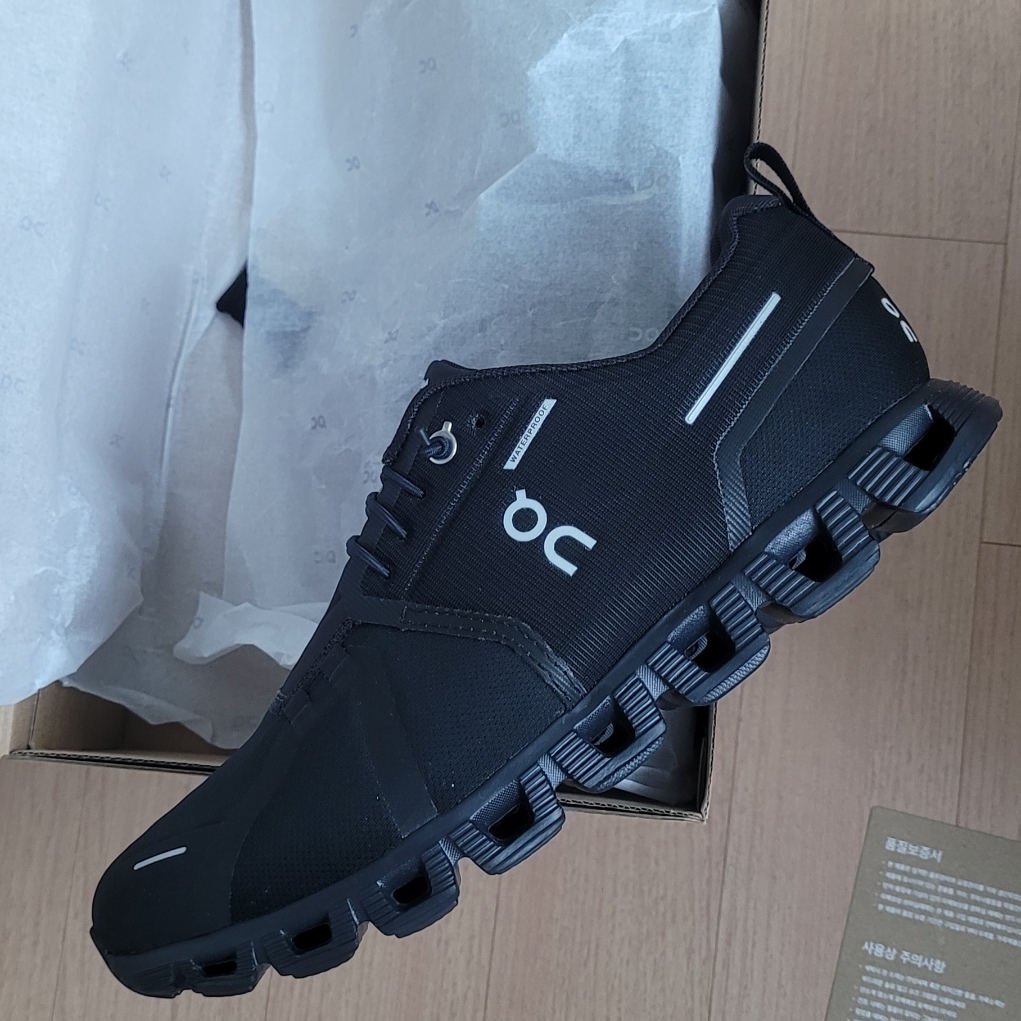 On Running Cloud 5 Waterproof All Black 착용 스타일 - 2