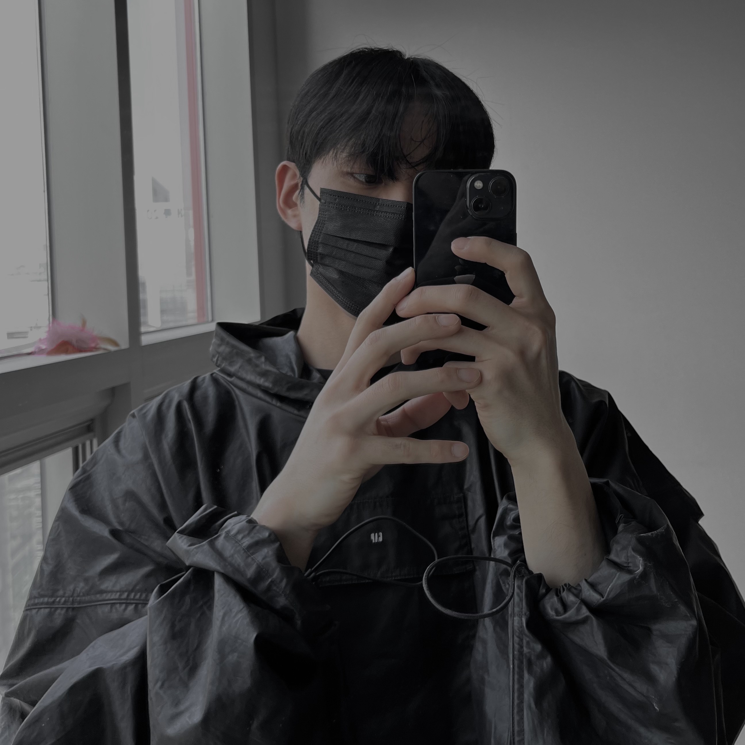Yeezy Gap Engineered By Balenciaga Coated Cotton Anorak Black 착용 스타일