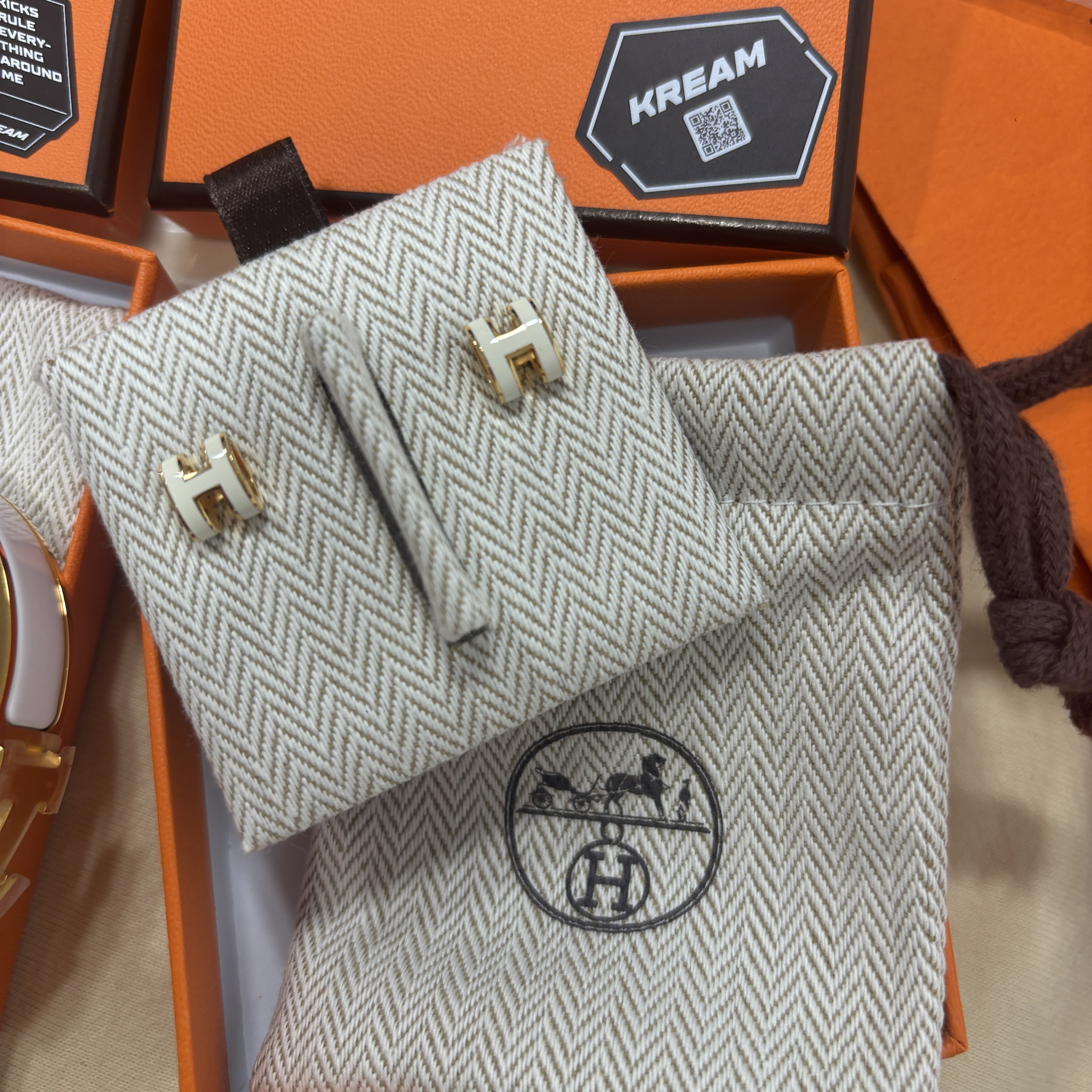 (W) Hermes Clic H Bracelet Gold & Blanc, (W) Hermes Mini Pop H Earrings Gold & Blanc 착용 스타일 - 1