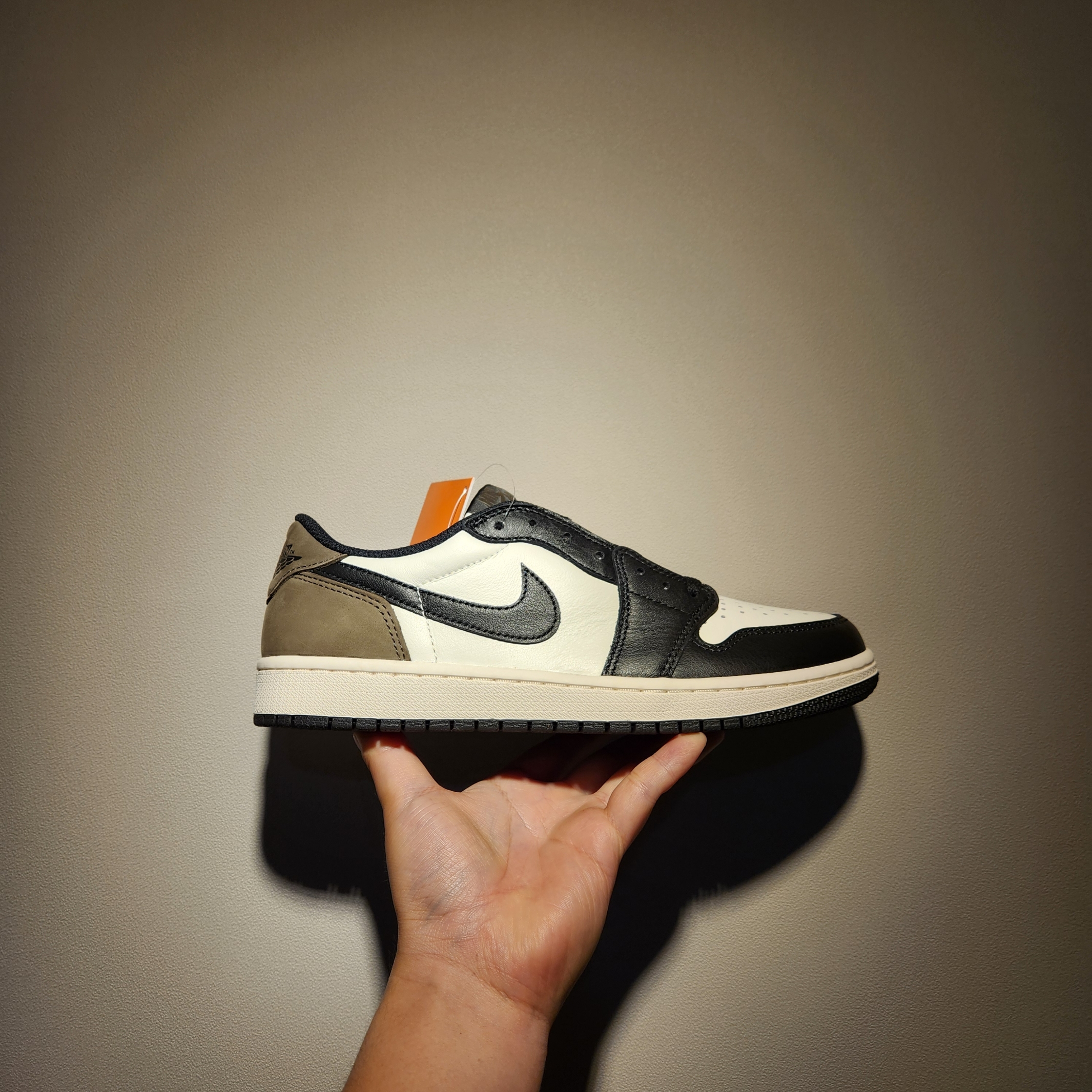 Jordan 1 Retro Low OG Mocha 착용 스타일