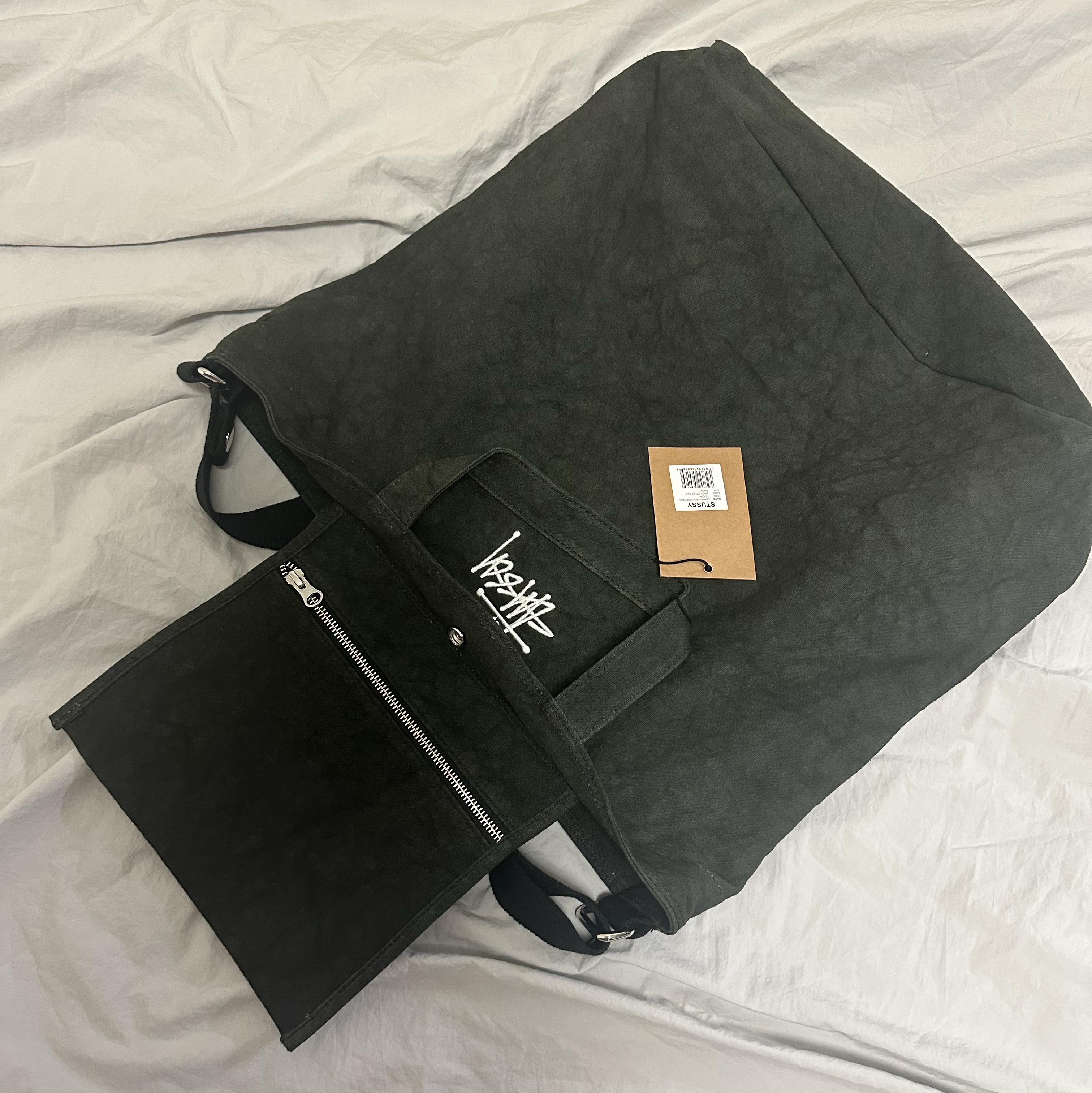 Stussy Canvas Crossbody Bag Washed Black 착용 스타일 - 3