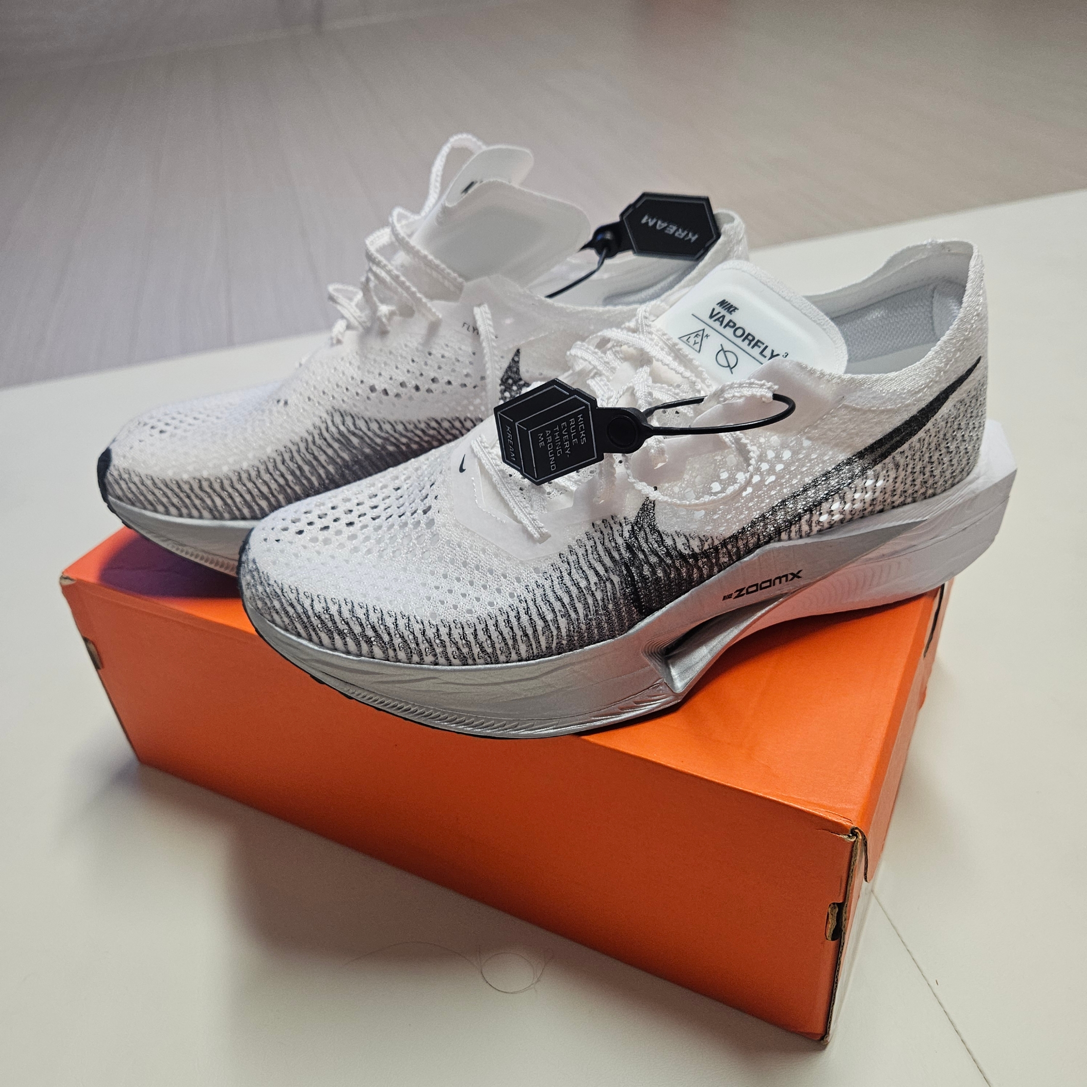 Nike ZoomX Vaporfly Next% 3 White Grey 착용 스타일 - 1