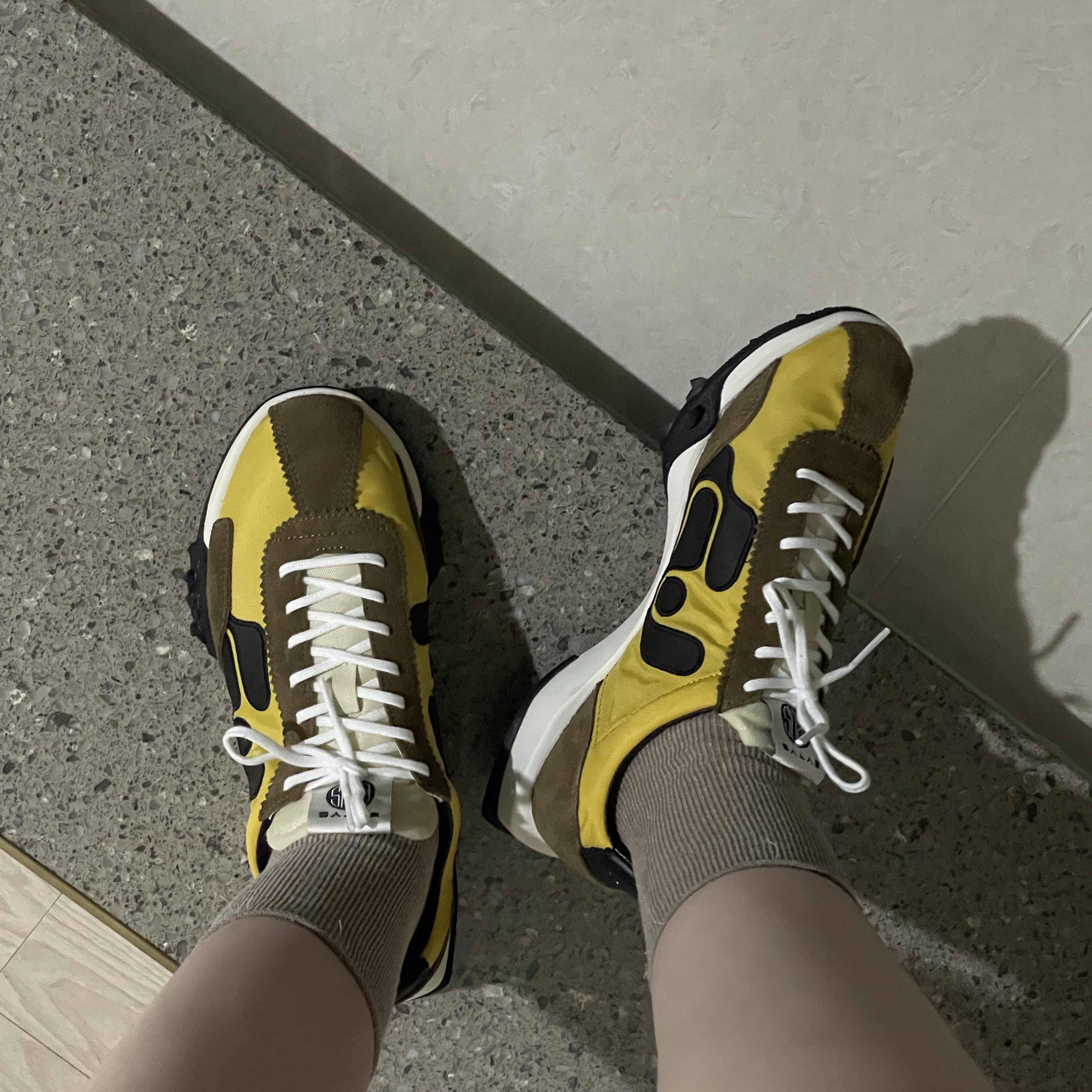 Eytys Eros Suede Lemon 착용 스타일