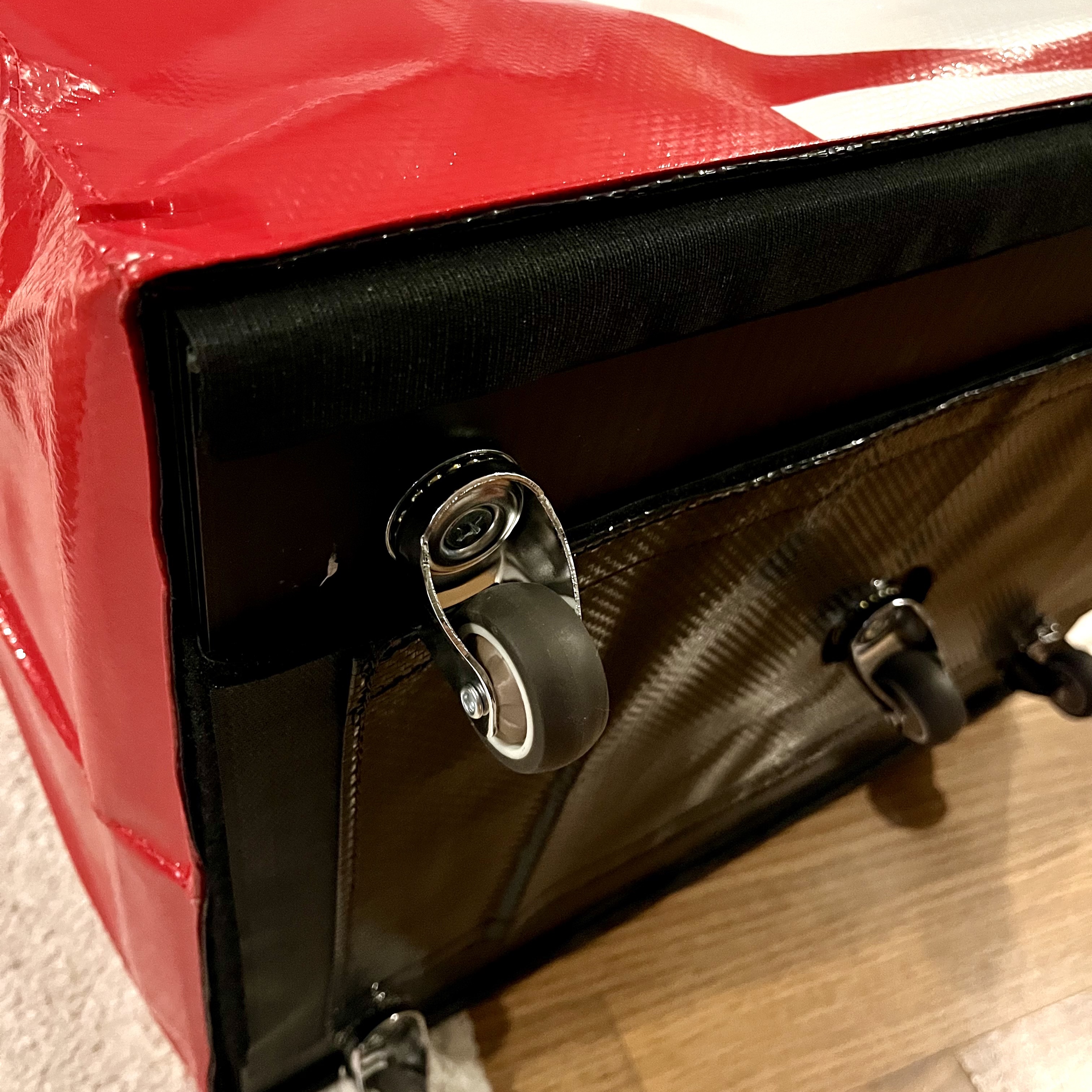 Supreme x Hulken Rolling Tote Bag Red - 24FW 착용 스타일 - 3