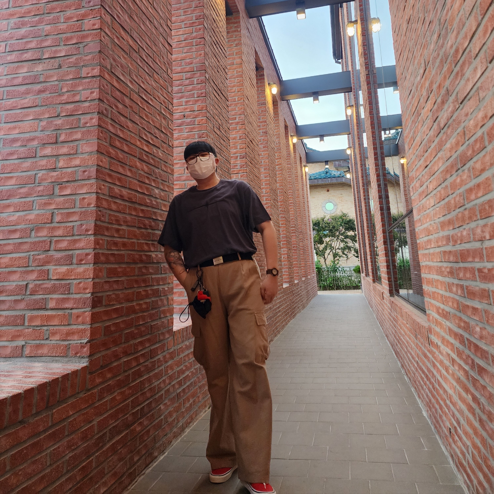 Carhartt WIP Clip Belt Chrome Black, Vans Authentic 44 DX Anaheim Factory Racing Red 착용 스타일 - 5