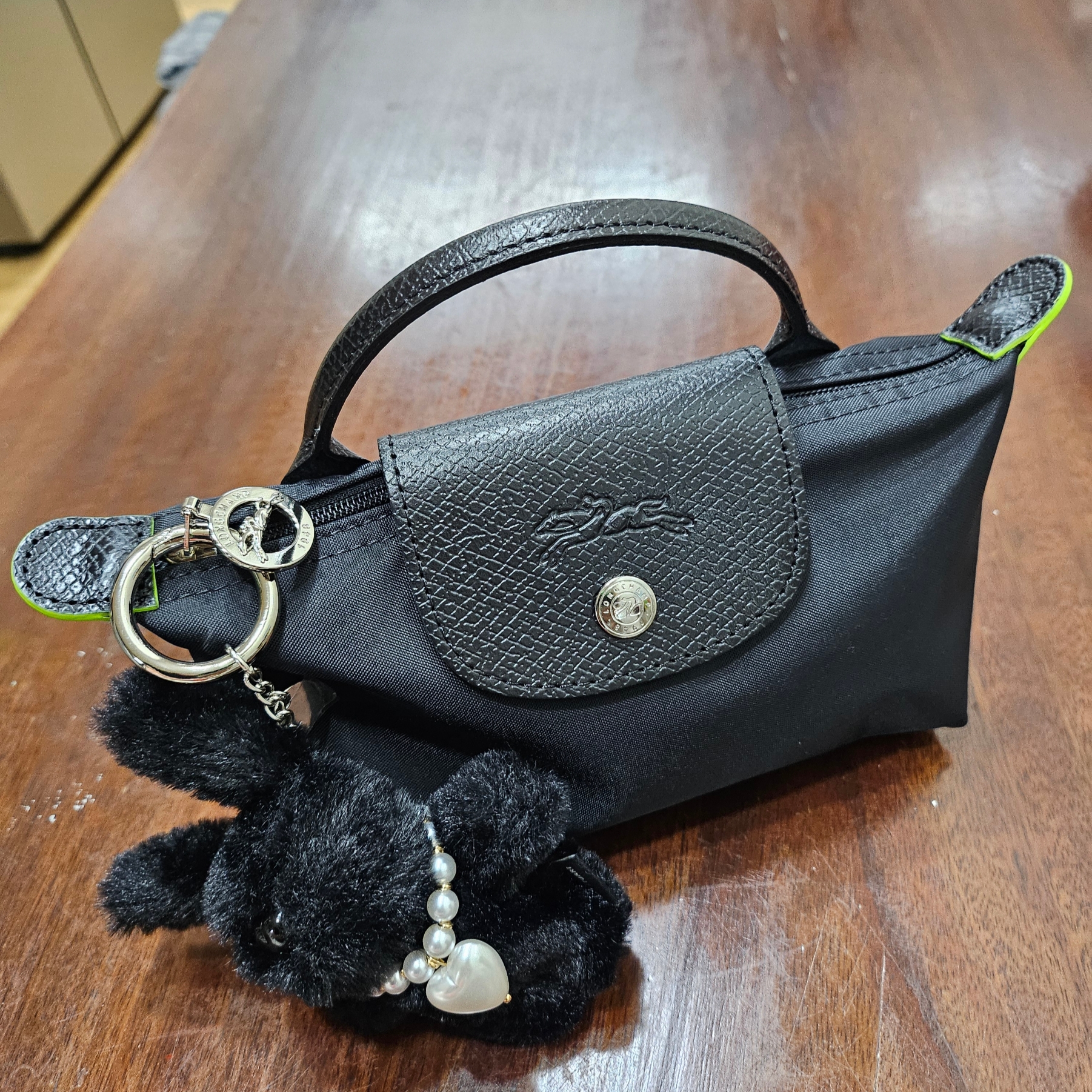 Longchamp Le Pliage Green Handle Pouch Black 착용 스타일