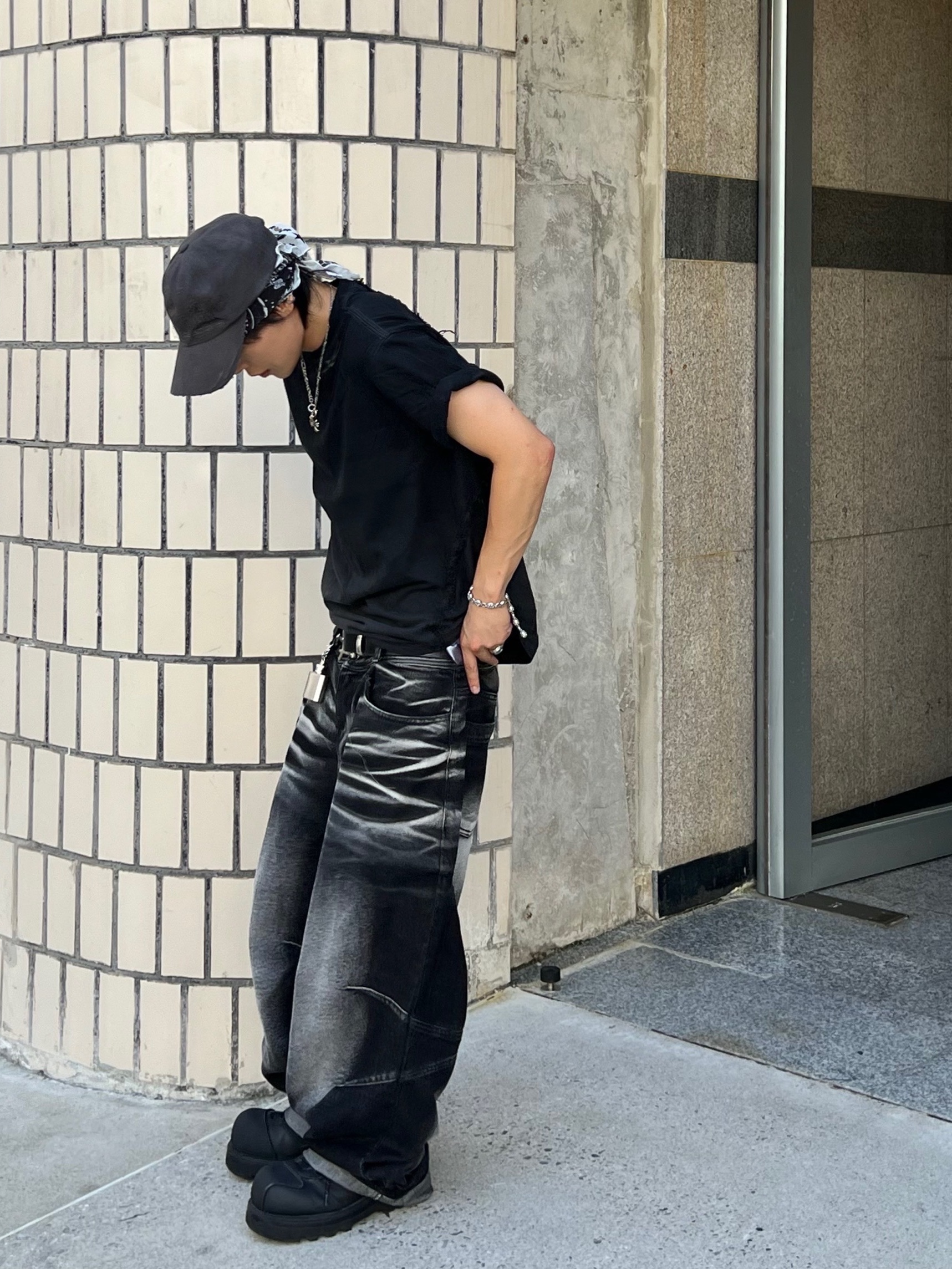 BLR Embossed Wave Washing Wide Denim Pants Black, BLR Embossed Wave Washing Wide Denim Pants Blue 착용 스타일