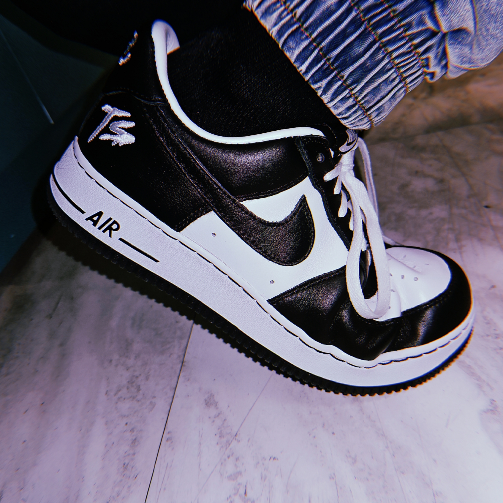 Nike x Terror Squad Air Force 1 Low QS Blackout 착용 스타일 - 4