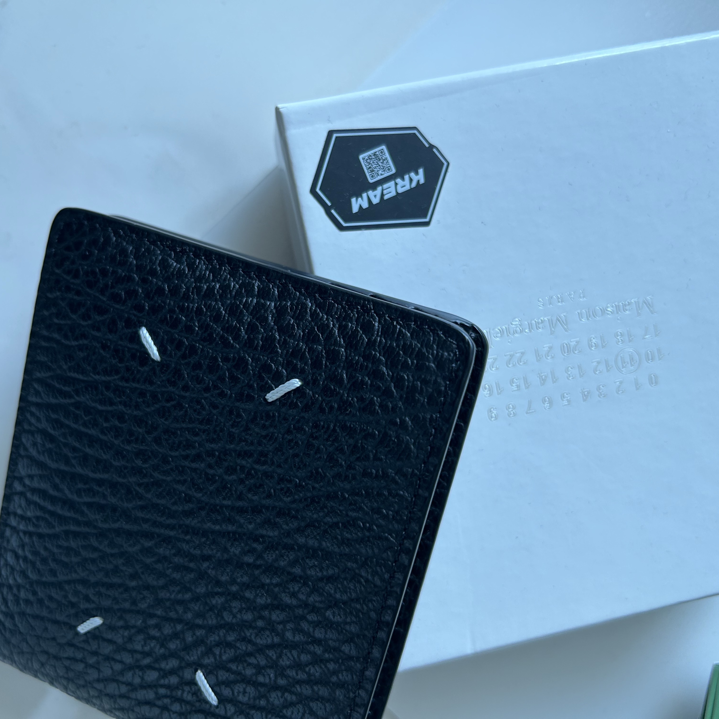 Maison Margiela Bi-Fold Wallet Black 착용 스타일