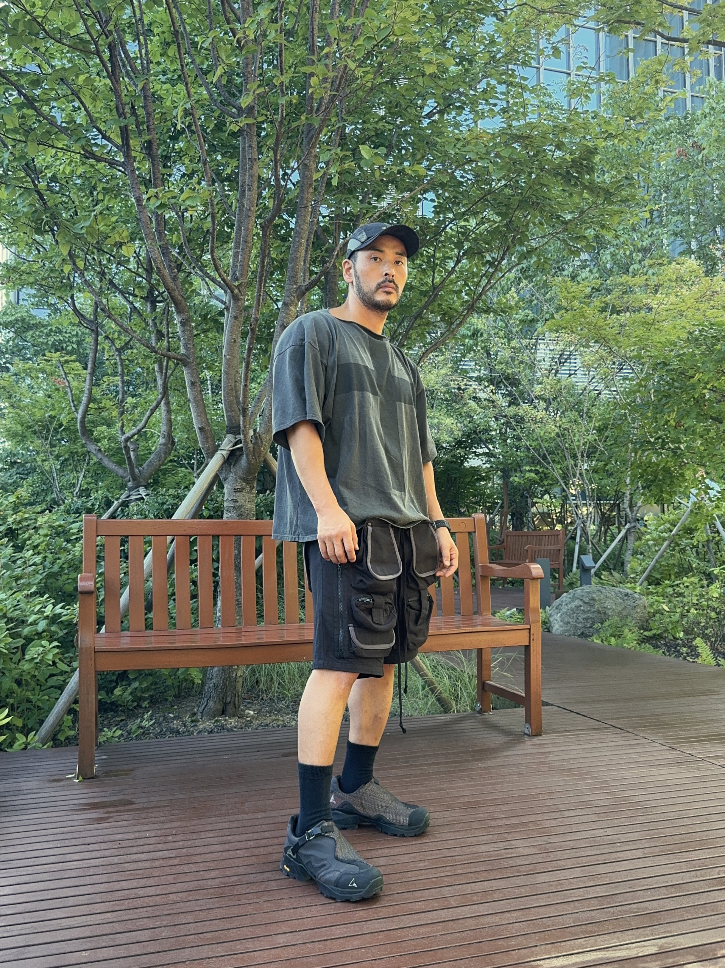 Roa Hiking Minar Black, ¥$ Vultures Merch T-Shirt 1 Black - Korea Exclusive 착용 스타일 - 3