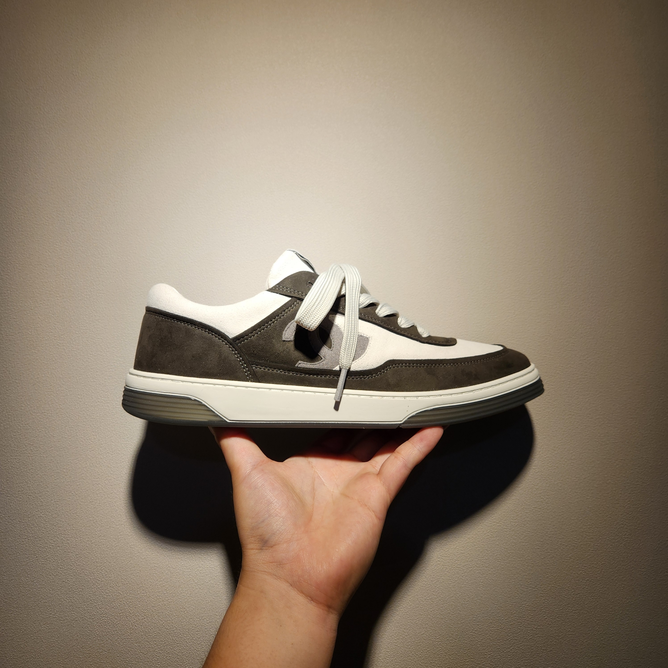 Chanel Sneakers Suede Kidskin & Black White 착용 스타일