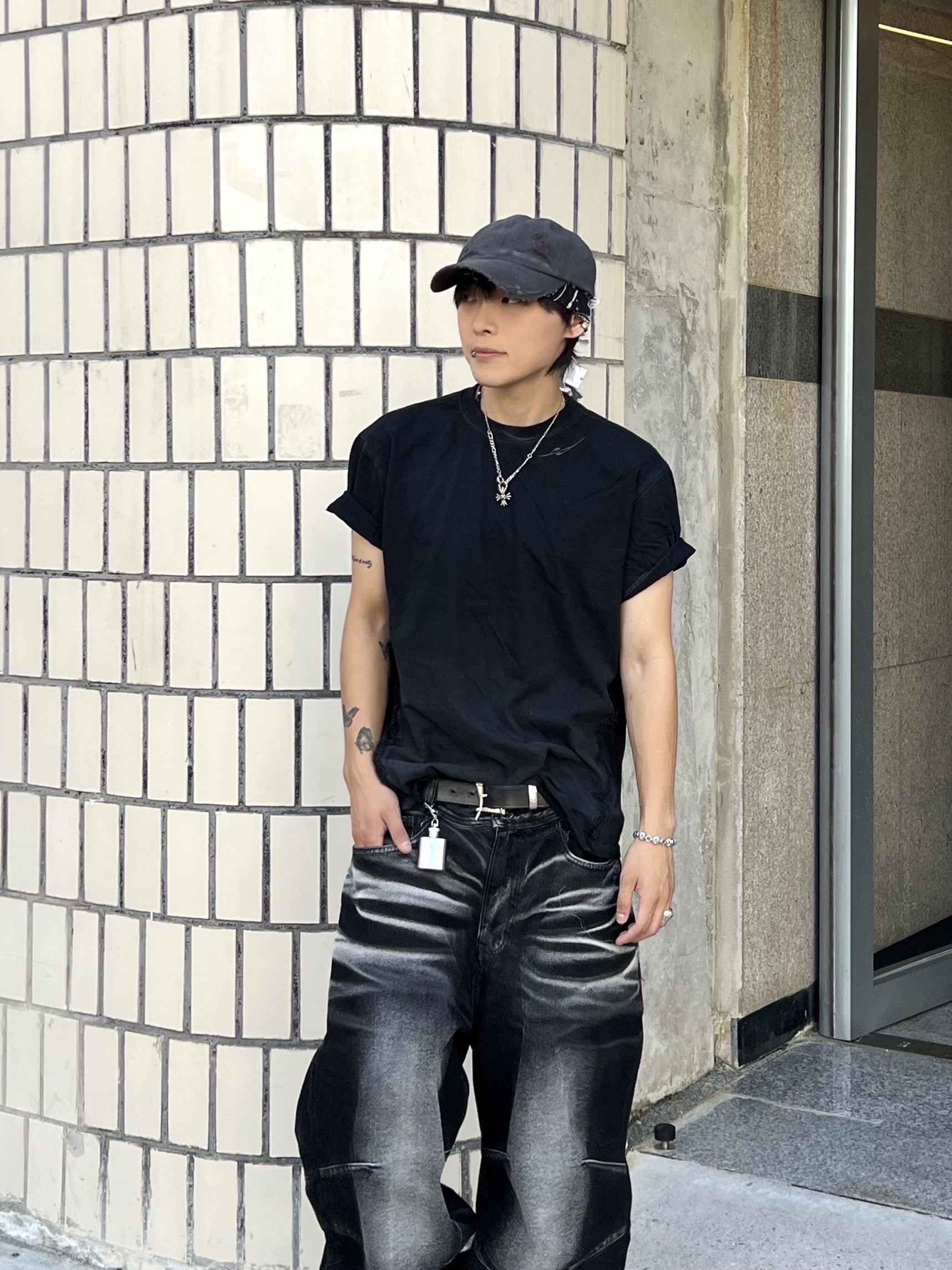 BLR Embossed Wave Washing Wide Denim Pants Black, BLR Embossed Wave Washing Wide Denim Pants Blue 착용 스타일