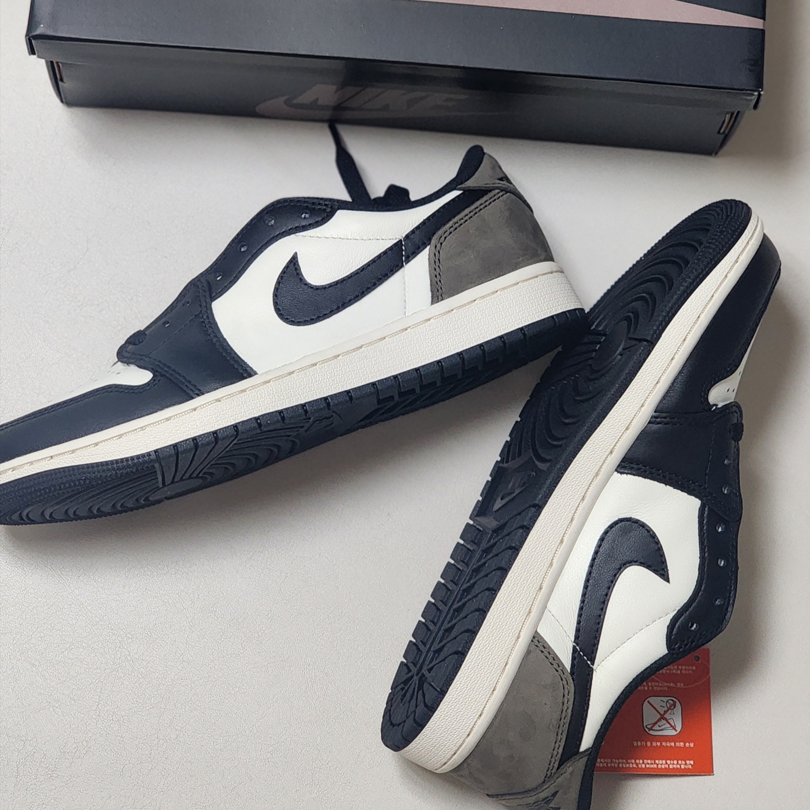 Jordan 1 Retro Low OG Mocha 착용 스타일 - 5