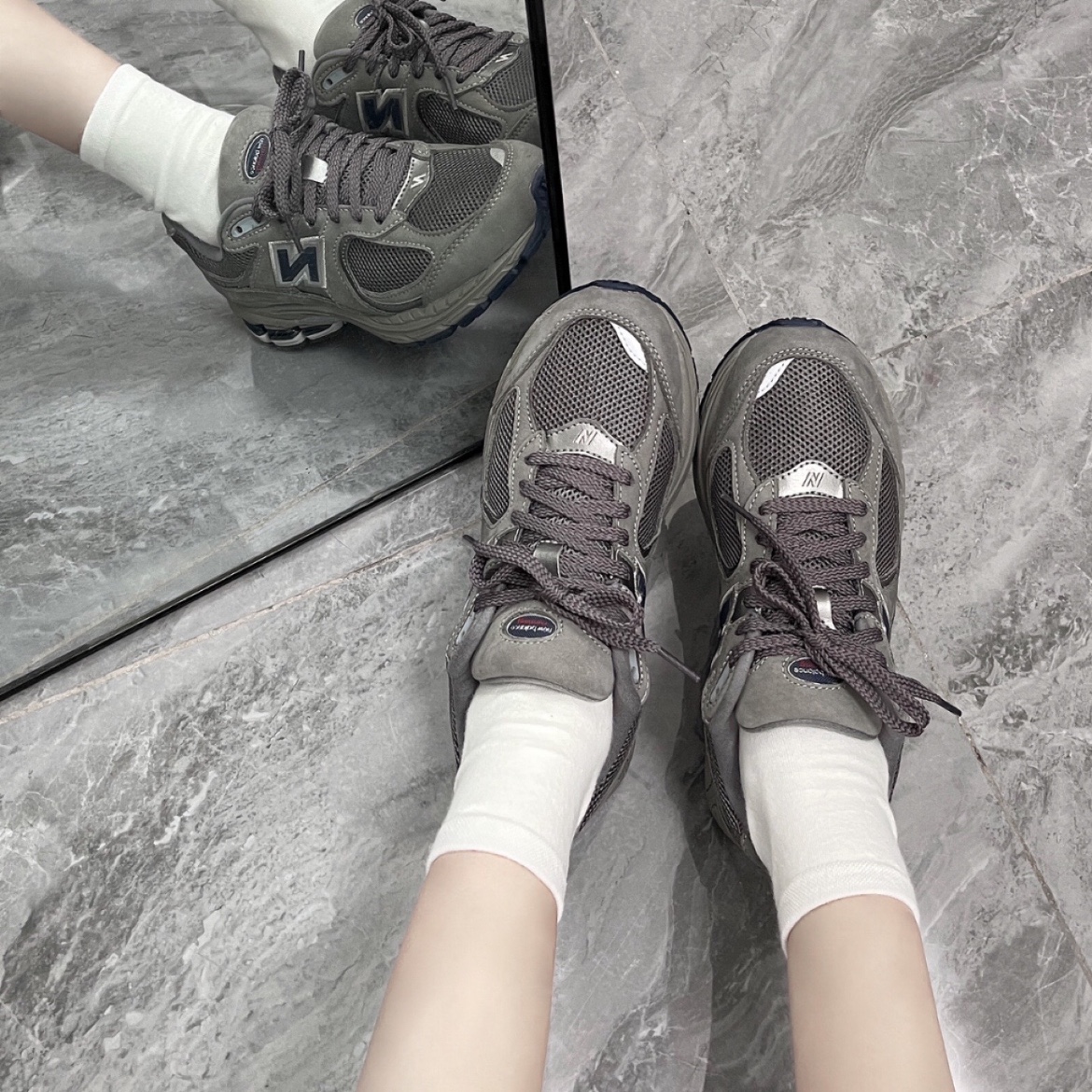 New Balance 2002R Special Vintage Black Grey 착용 스타일