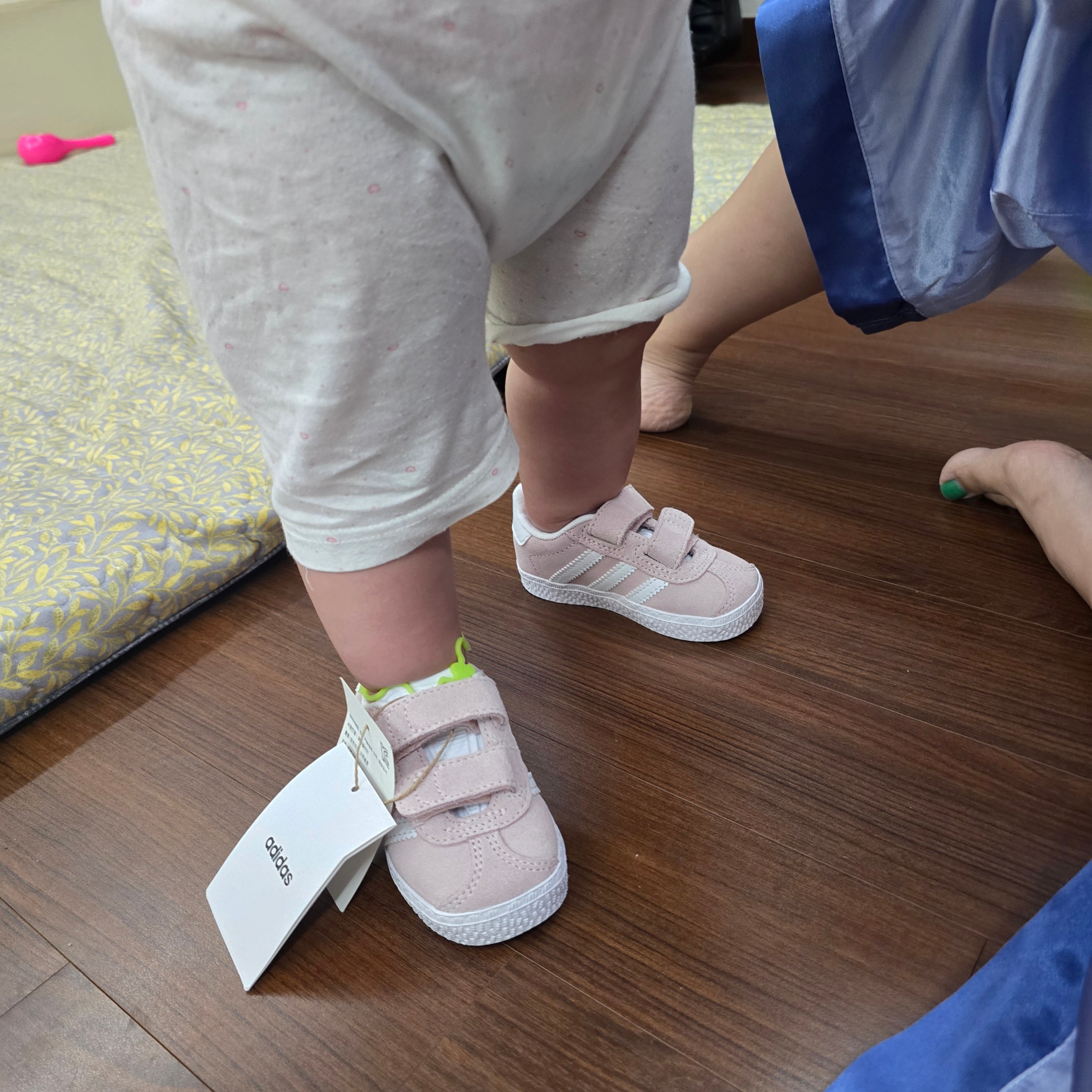 (Infant) Adidas Gazelle CF Icey Pink Cloud White 착용 스타일
