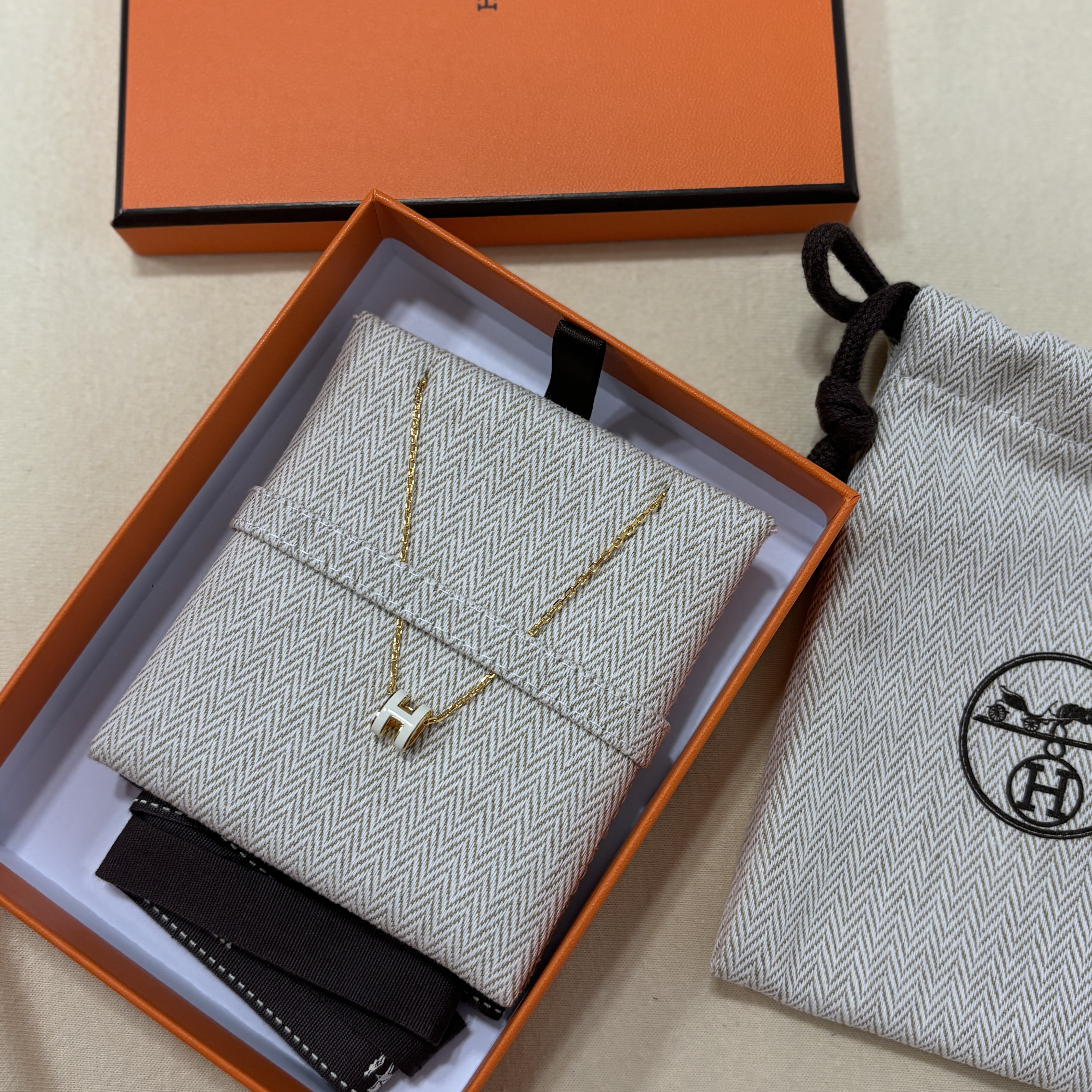 (W) Hermes Mini Pop H Pendant Gold & Blanc 착용 스타일