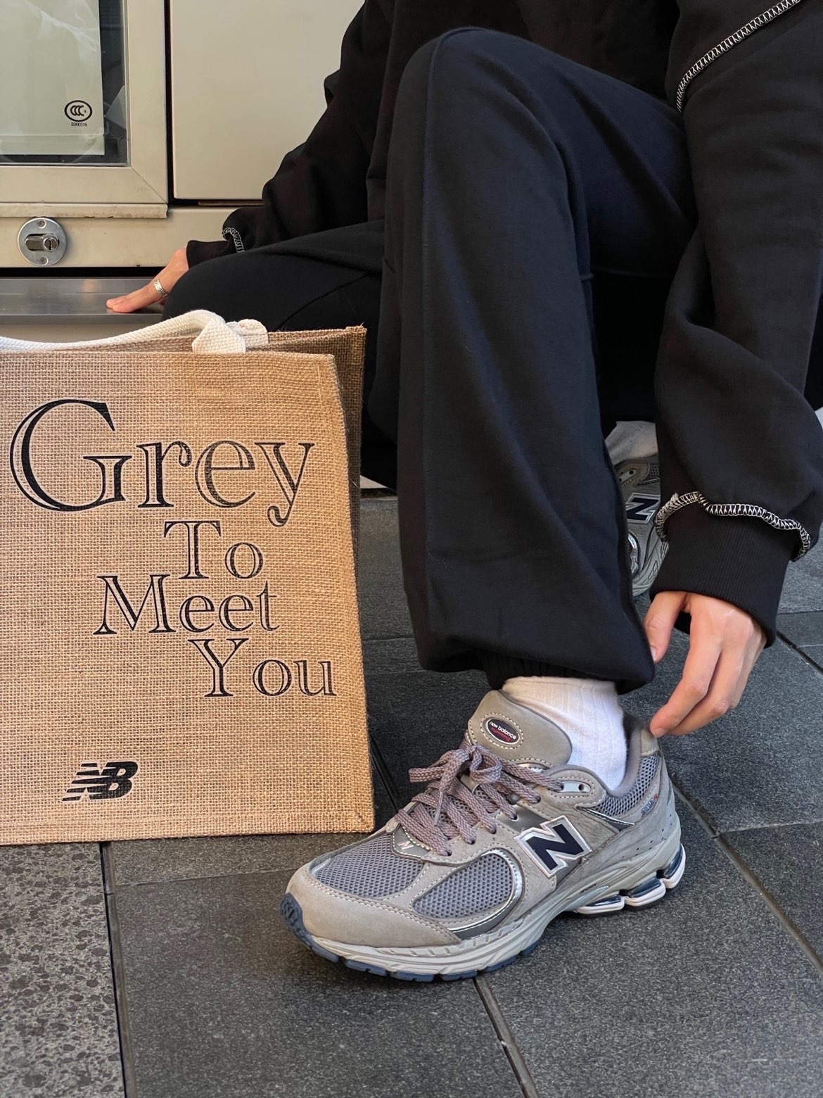 New Balance 2002R Special Vintage Black Grey 착용 스타일 - 4