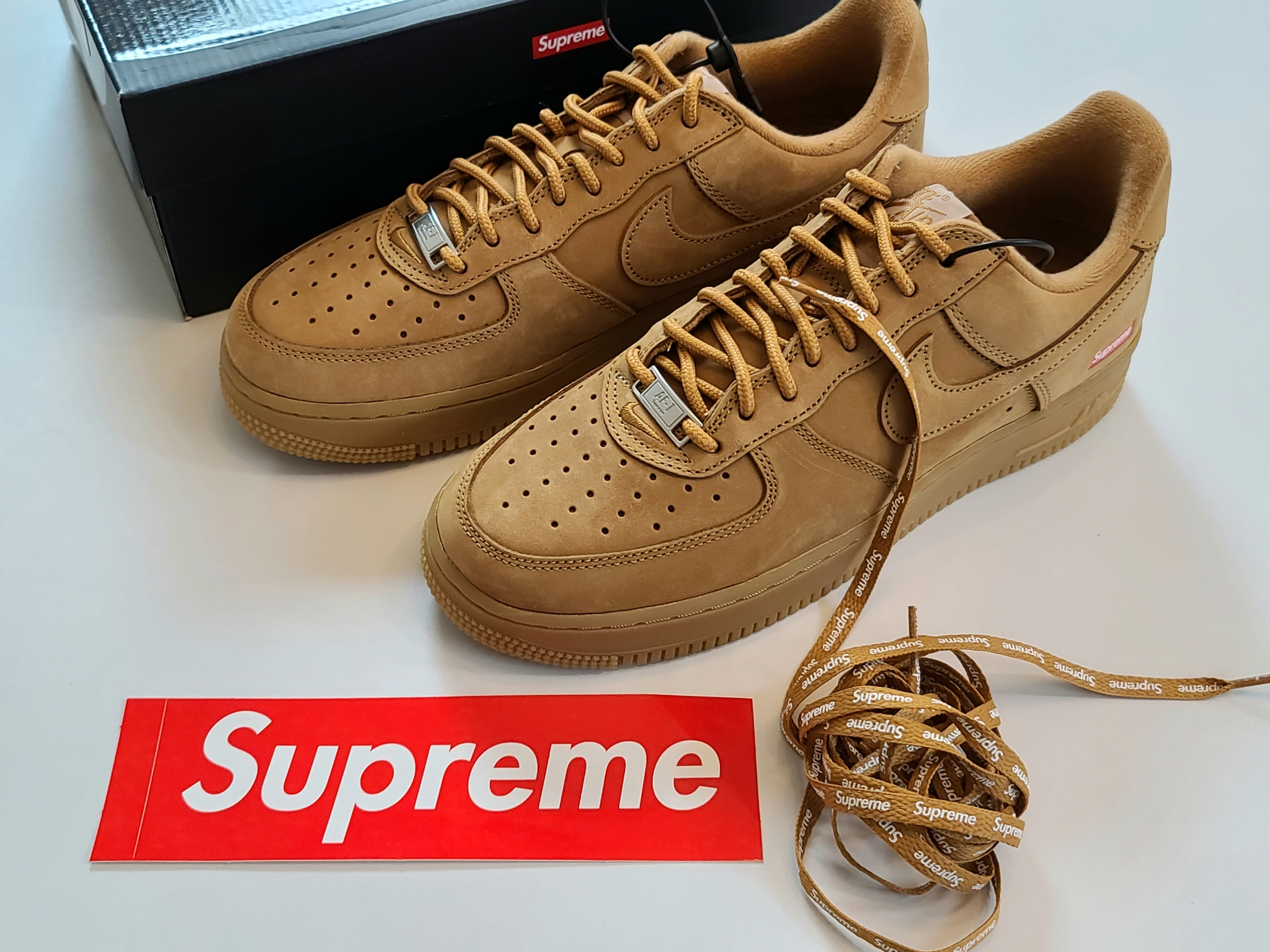 Nike x Supreme Air Force 1 Low Flax 착용 스타일
