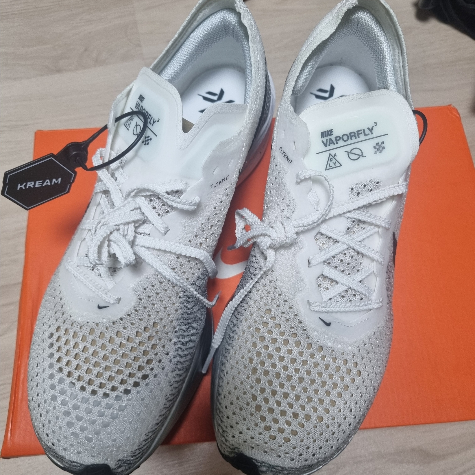 Nike ZoomX Vaporfly Next% 3 White Grey 착용 스타일 - 2