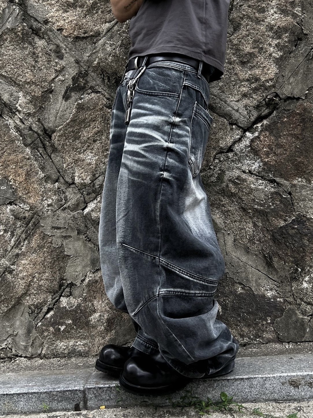 BLR Embossed Wave Washing Wide Denim Pants Black, BLR Embossed Wave Washing Wide Denim Pants Blue 착용 스타일