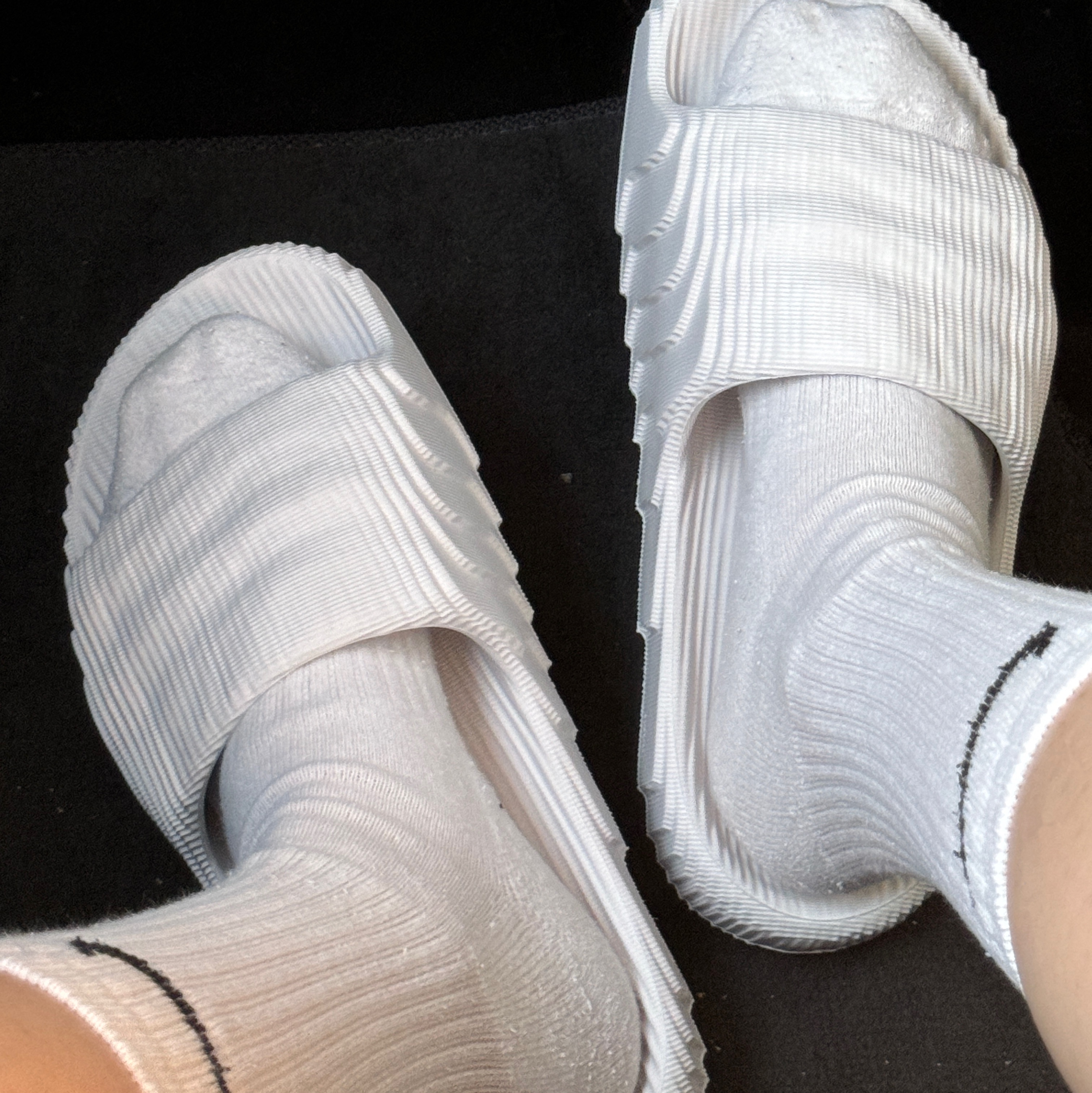 Adidas Adilette 22 Crystal White 착용 스타일