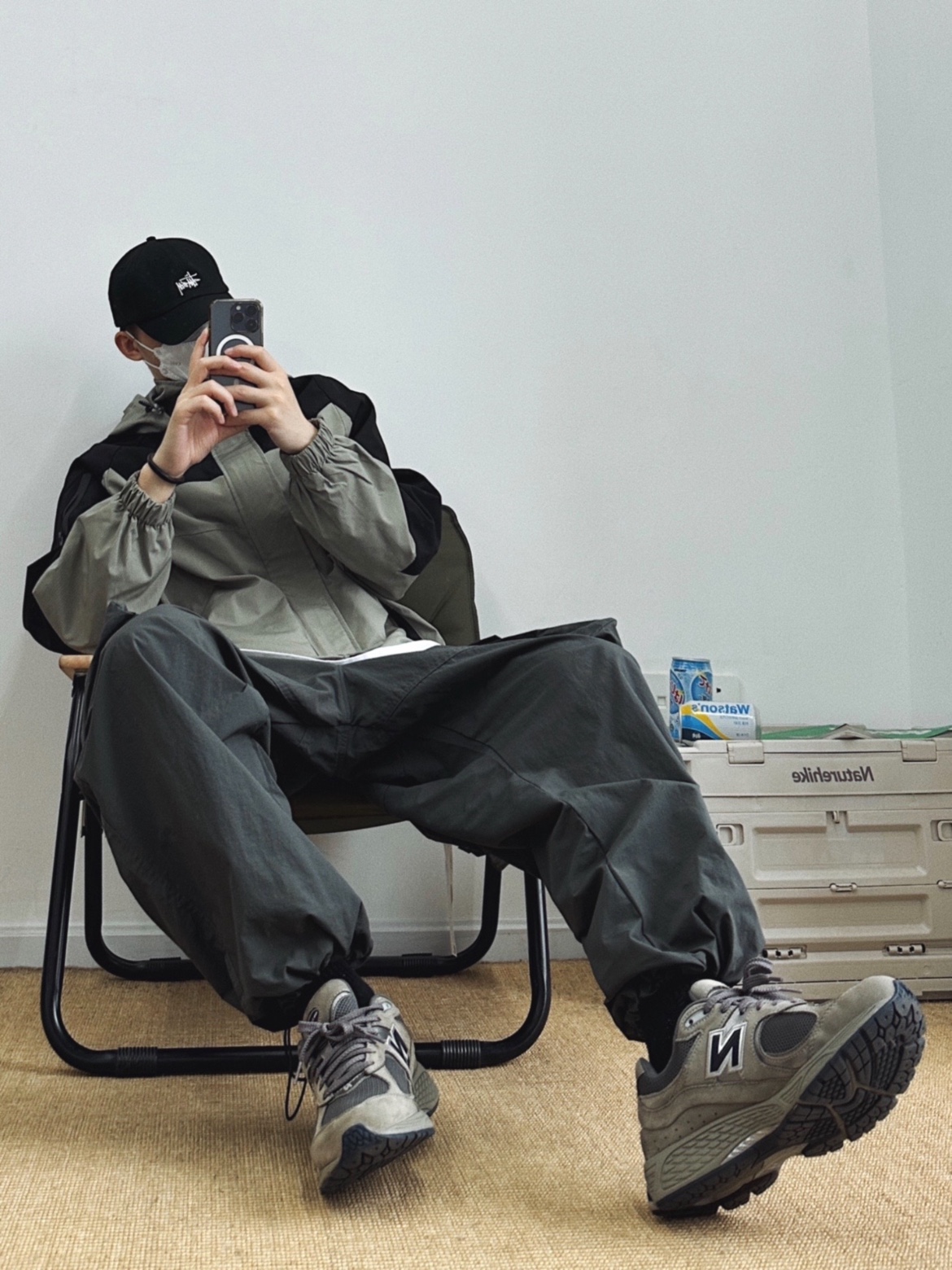 New Balance 2002R Special Vintage Black Grey 착용 스타일 - 2