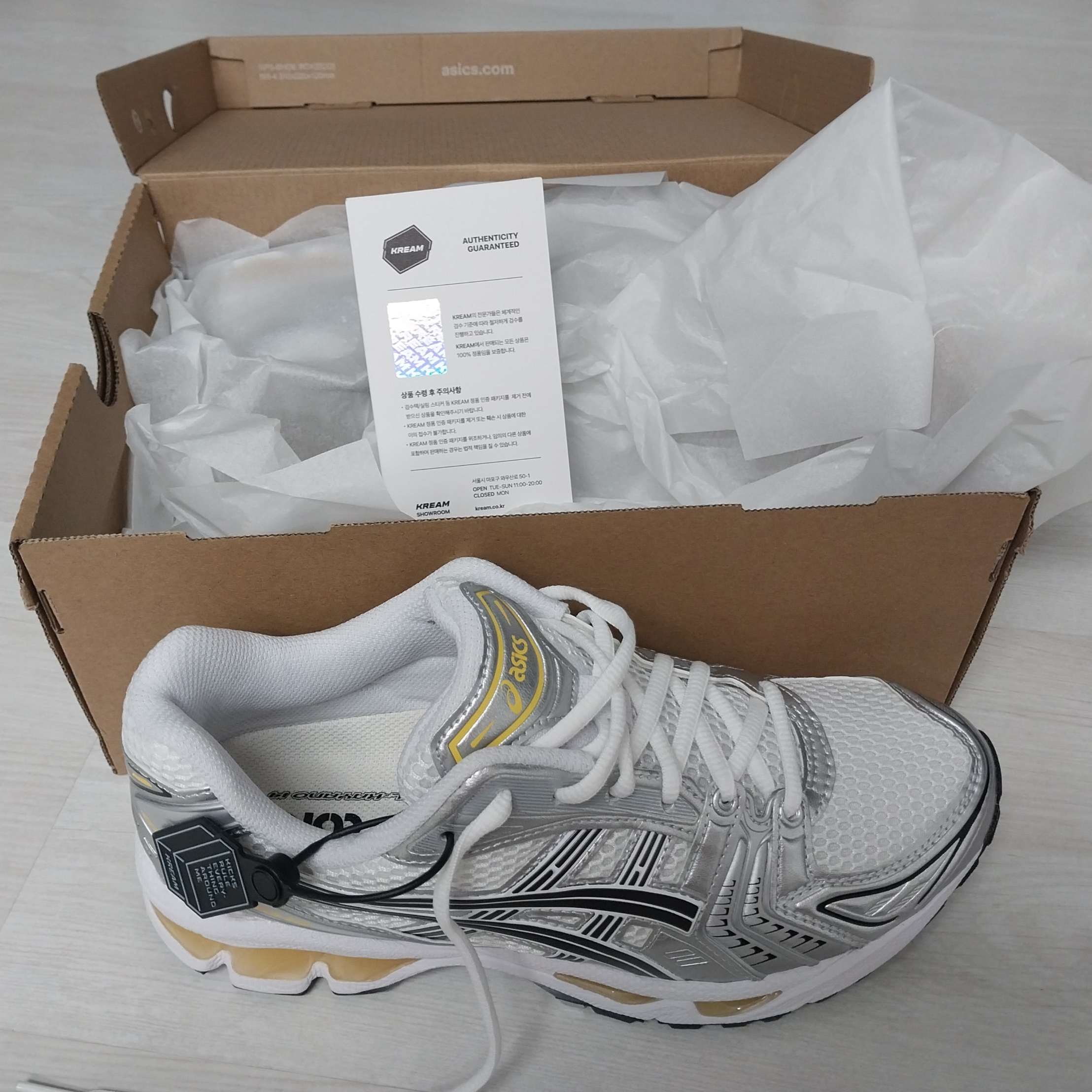 Asics Gel-Kayano 14 White Tai Chi Yellow 착용 스타일 - 1
