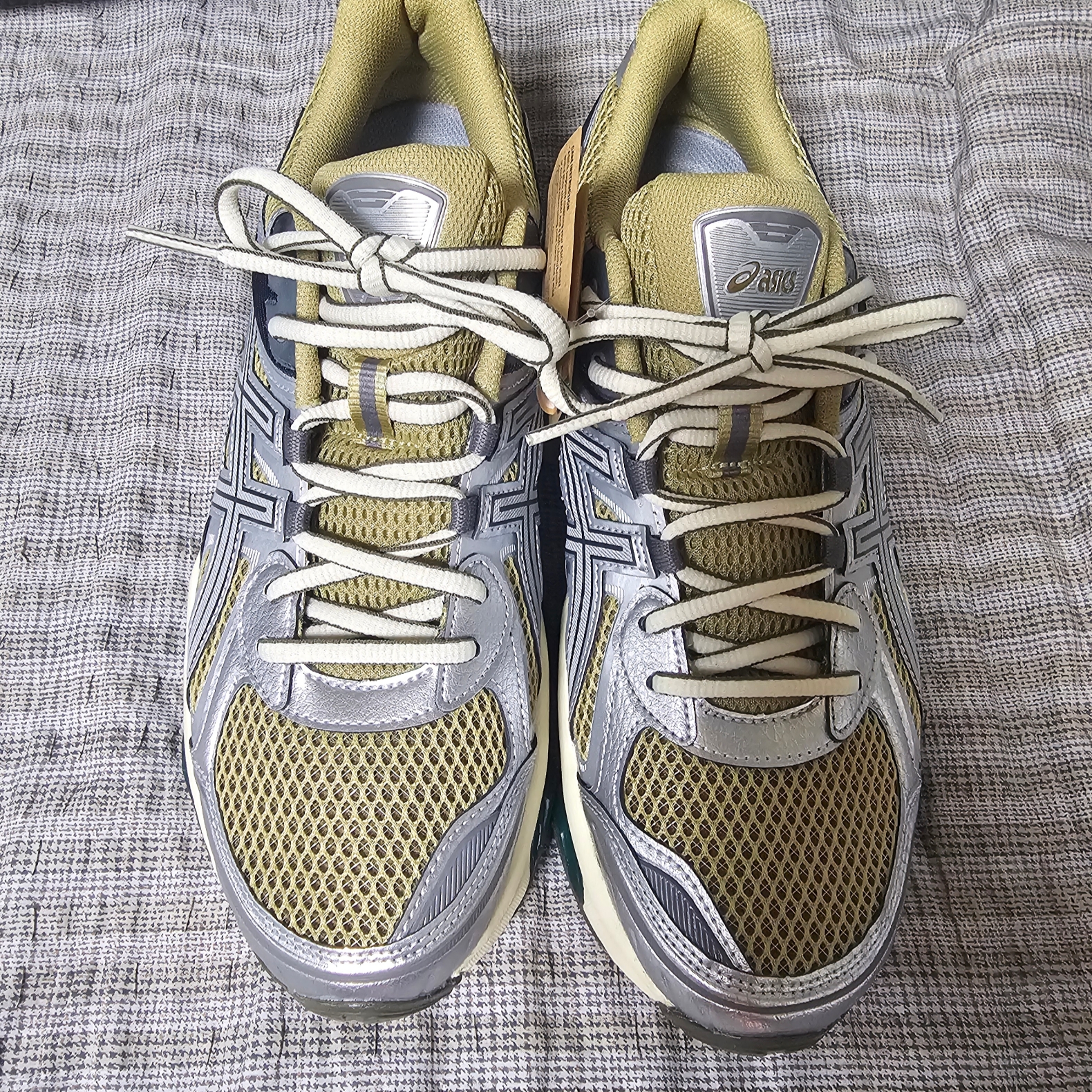 Asics Gel-Quantum Kinetic Khaki Beige Pure Silver 착용 스타일 - 1