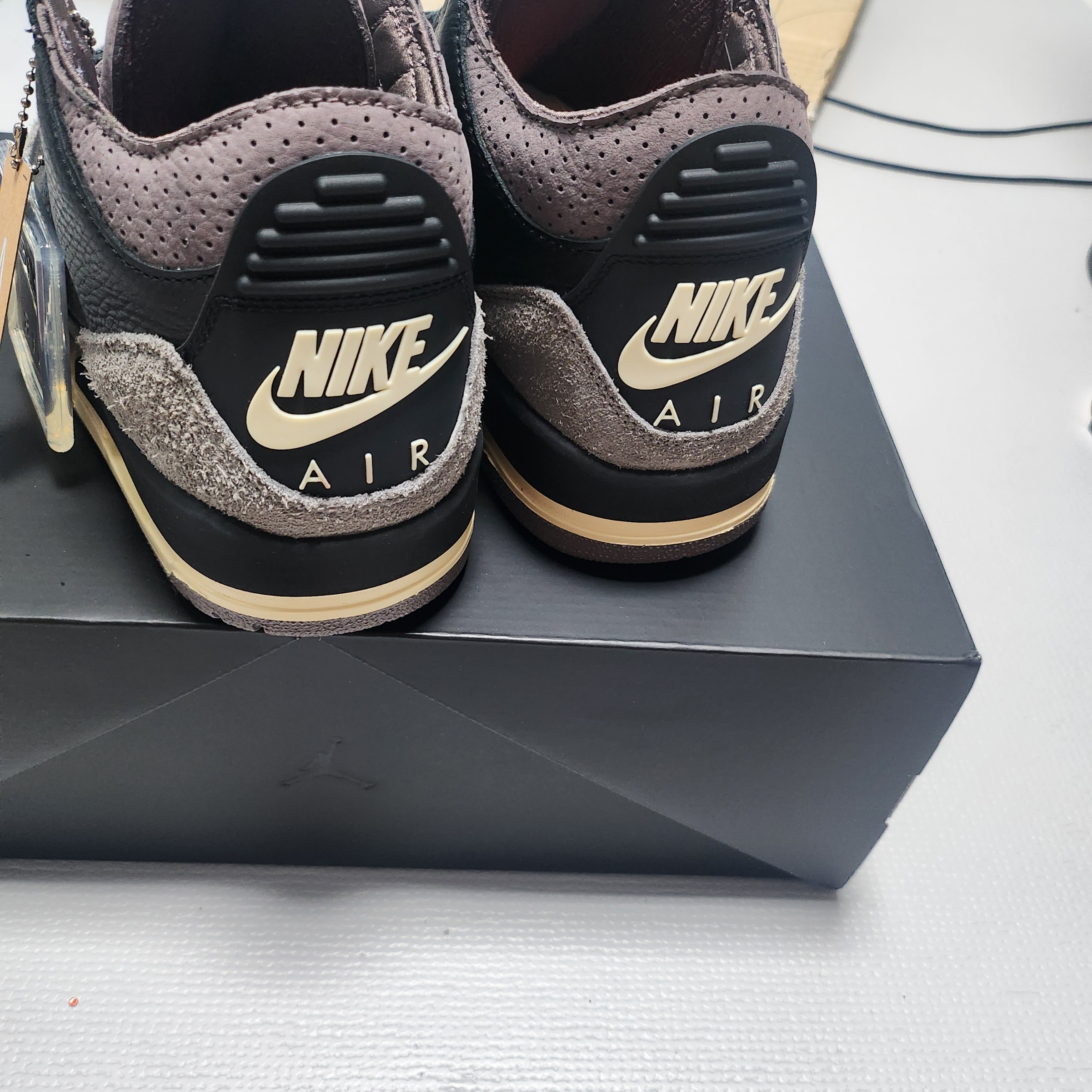 (W) Jordan 3 x A Ma Maniere Retro OG SP Black and Flat Pewter 착용 스타일 - 4