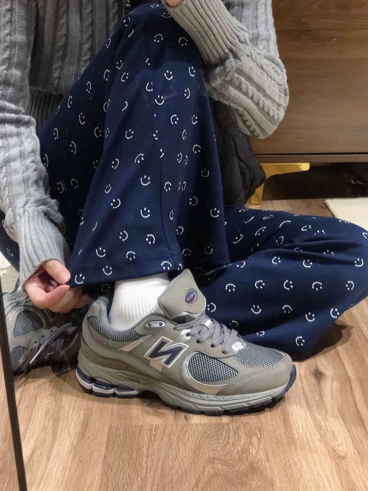 New Balance 2002R Special Vintage Black Grey 착용 스타일 - 1