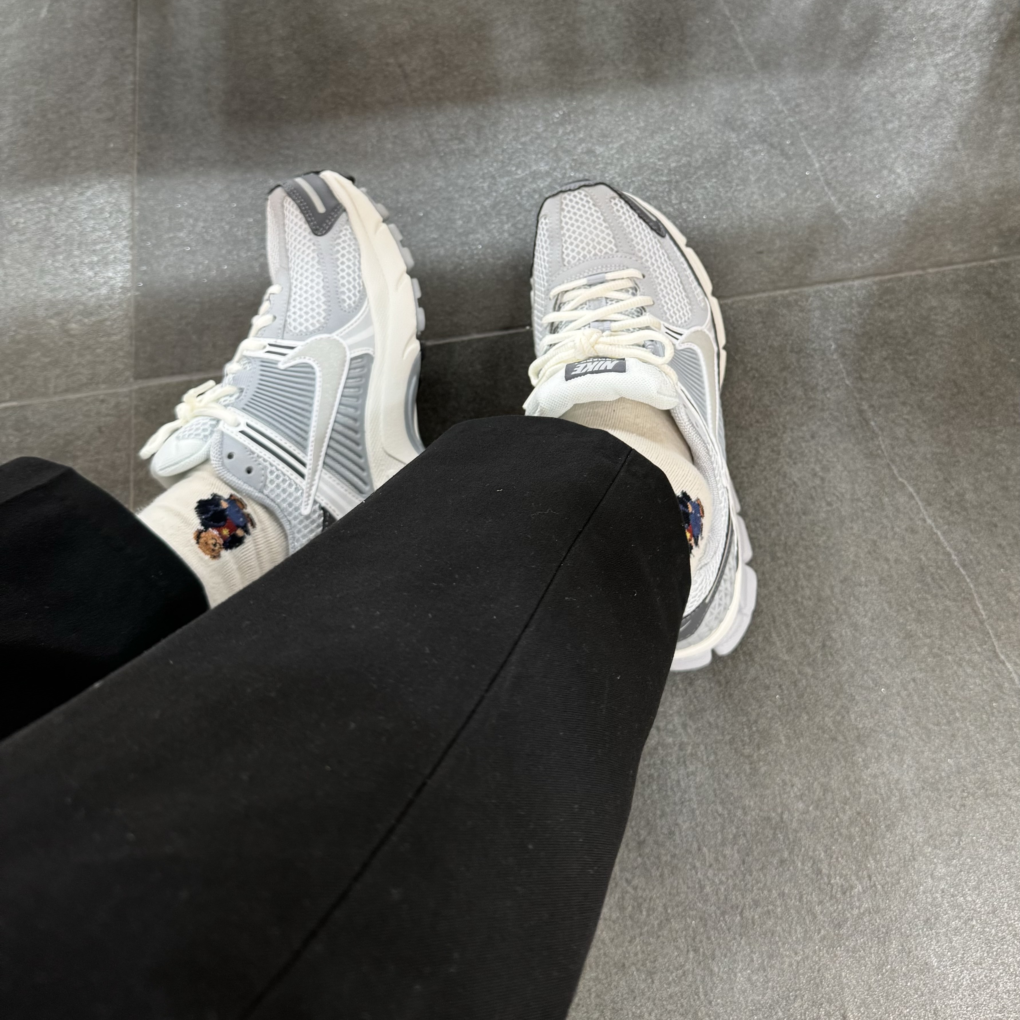 (W) Nike Zoom Vomero 5 Pure Platinum Metallic Silver 착용 스타일