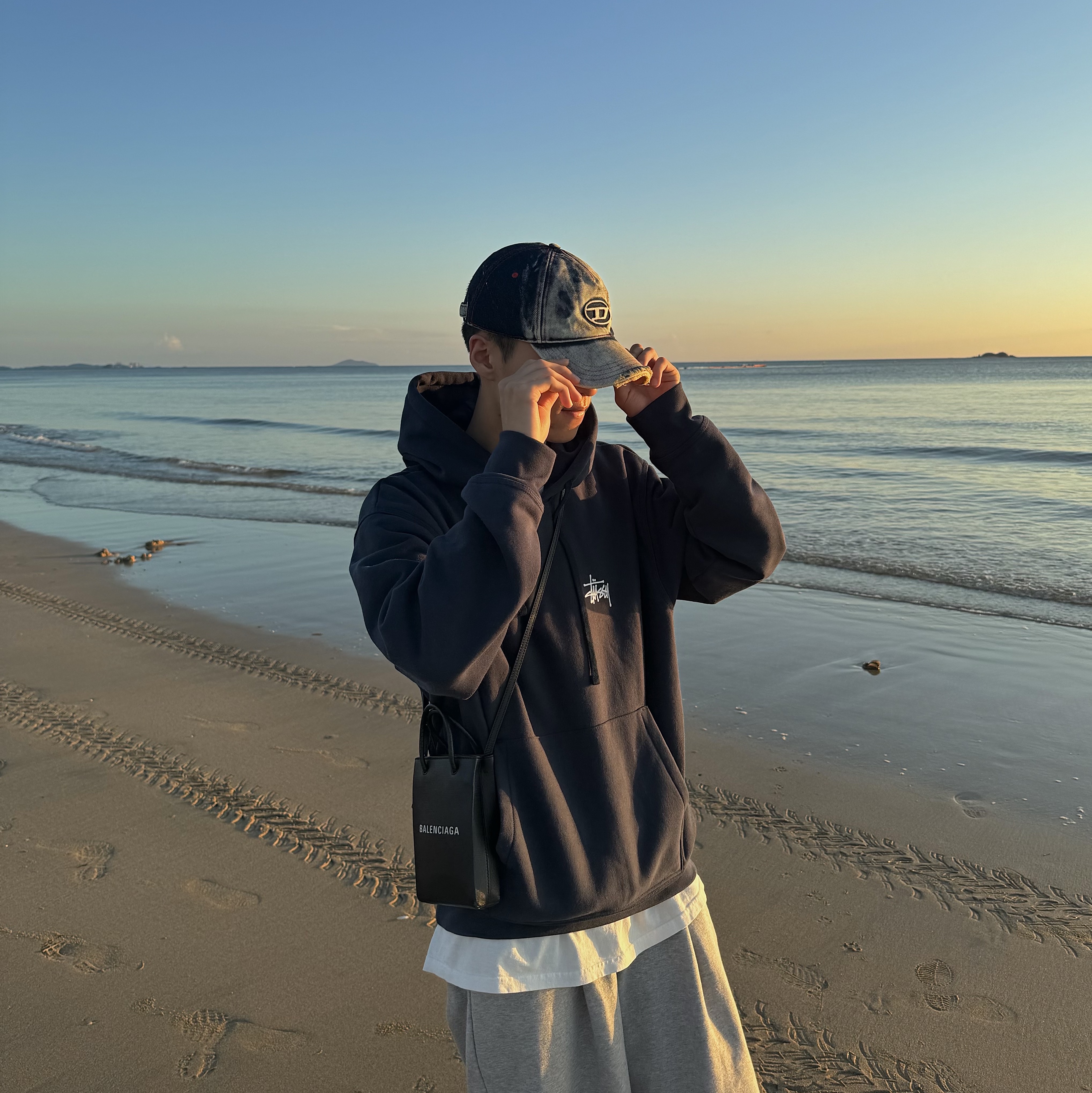 Stussy Basic Stussy Hoodie Navy, Diesel C-Seymon Treated Denim Baseball Cap Blue White 착용 스타일