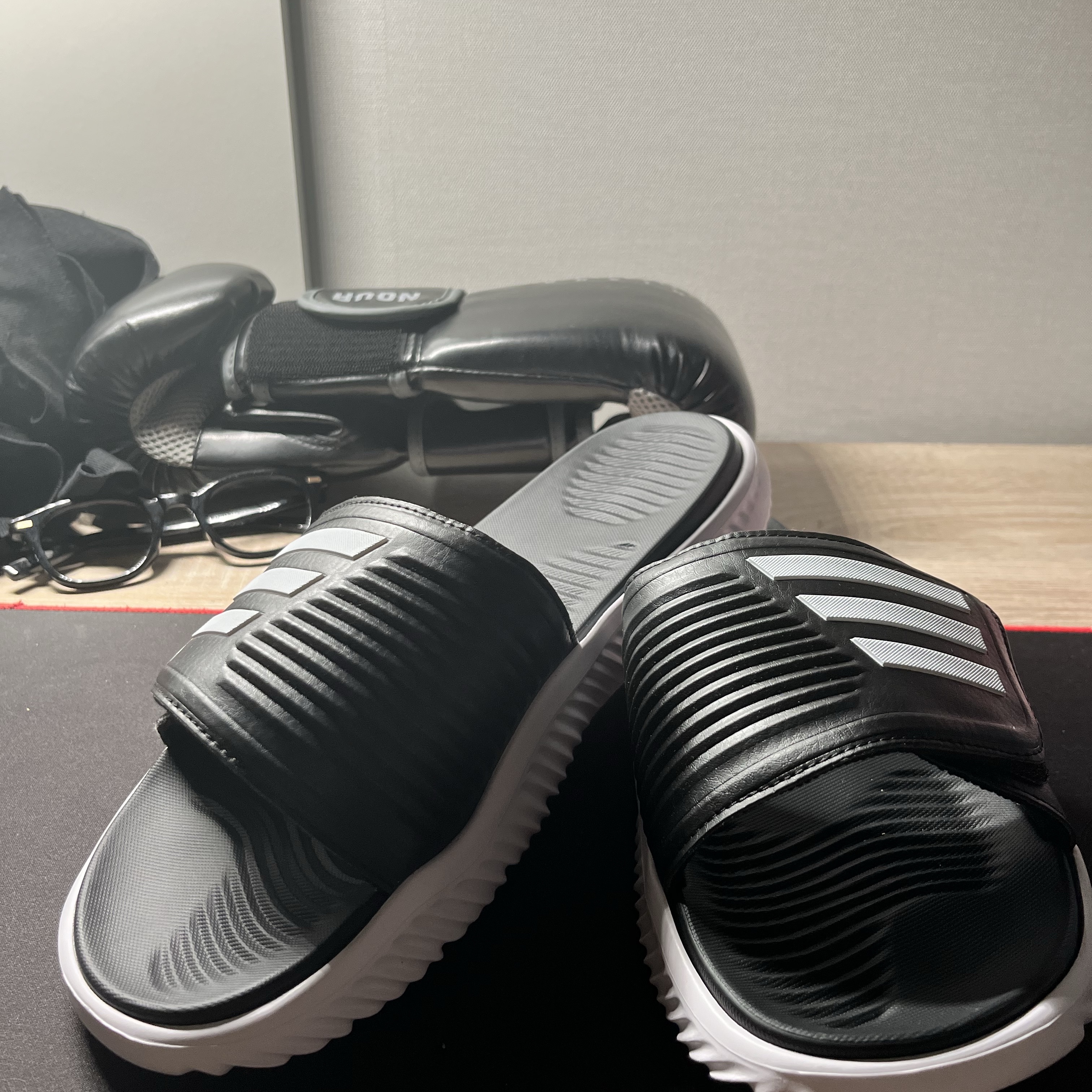 Adidas Alphabounce Slide Core Black Cloud White 착용 스타일