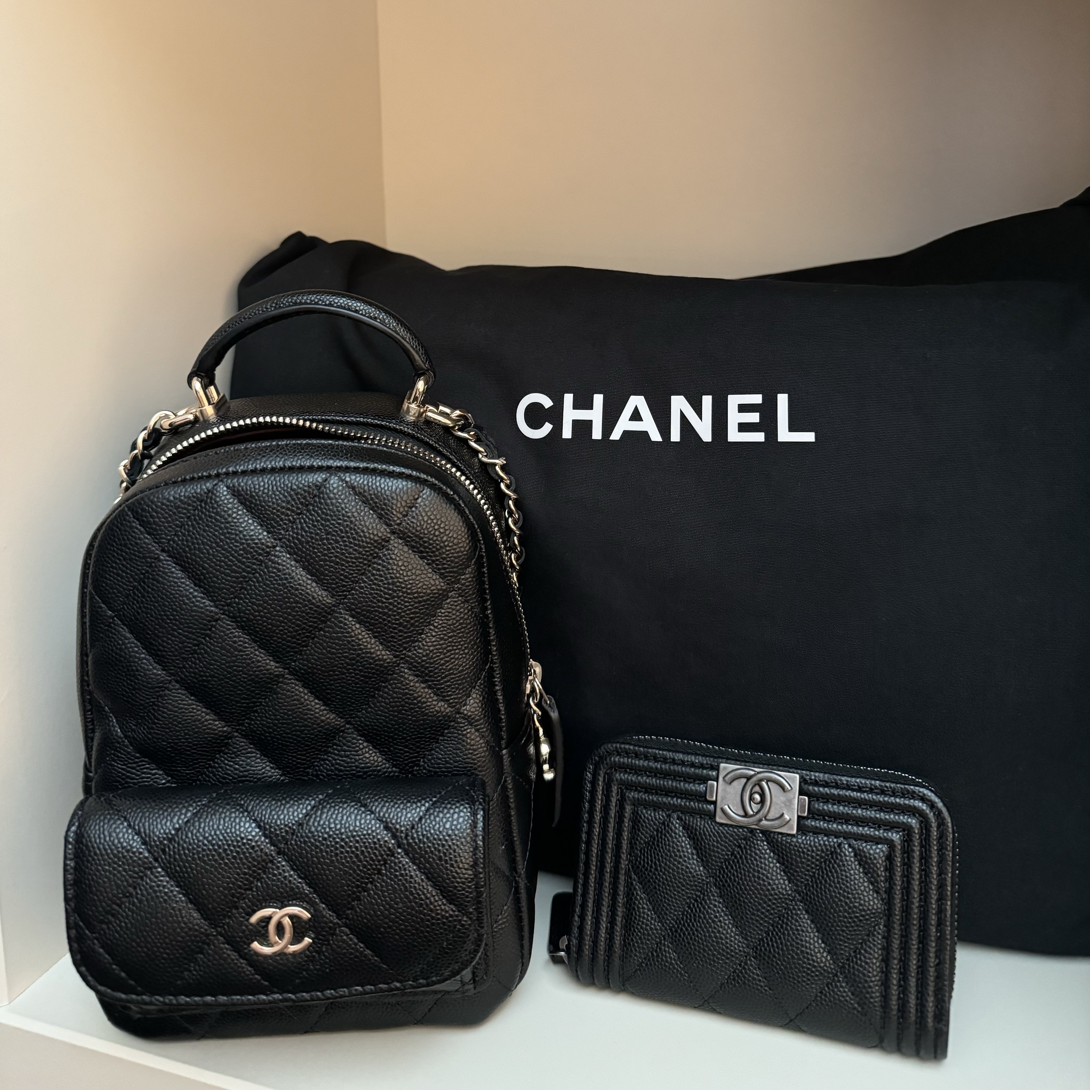 Chanel Boy Chanel Zipped Coin Purse Grained Calfskin & Ruthenium Black, Chanel Classic Phone Holder Clutch with Chain Grained Shiny Calfskin & Gold Black 착용 스타일