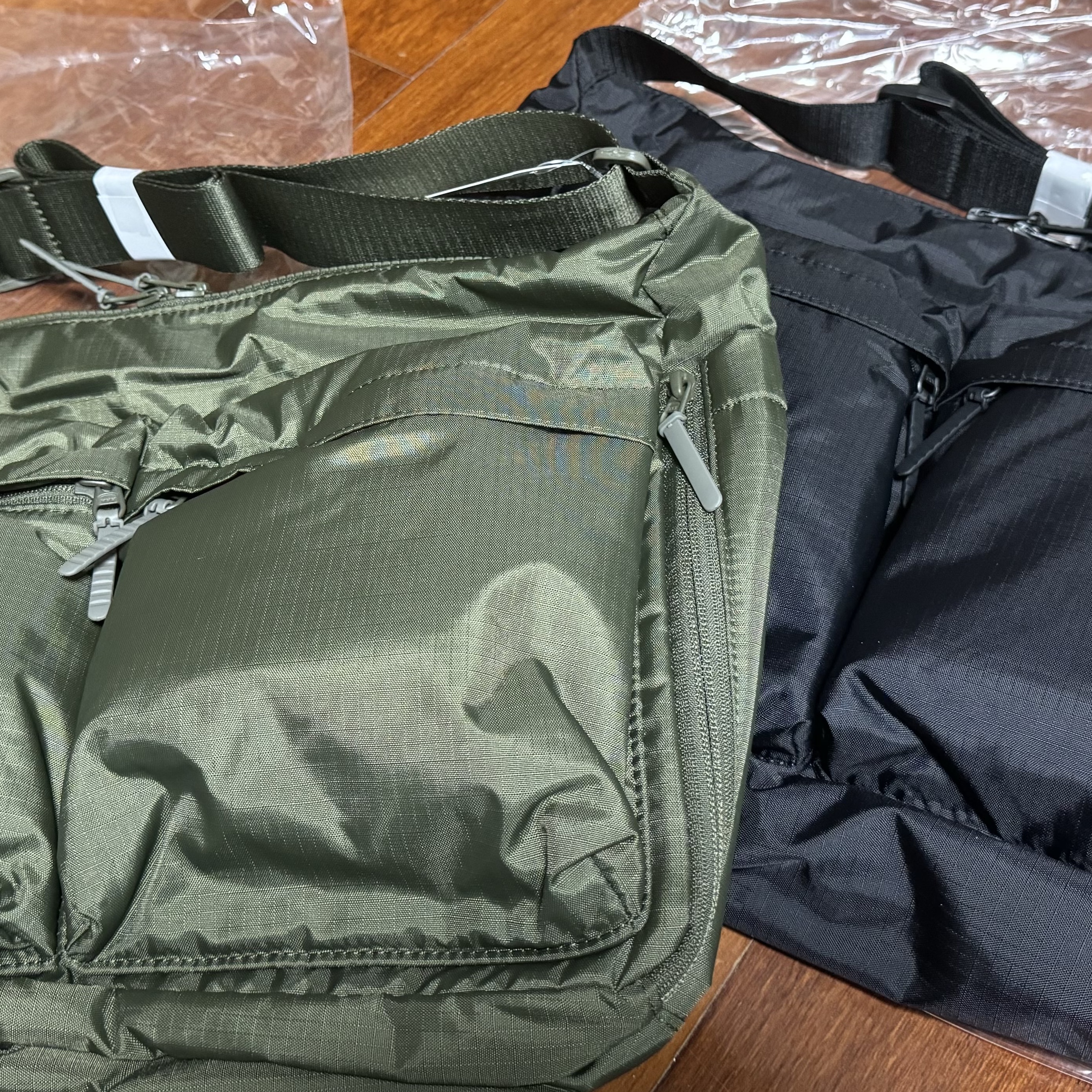 Uniqlo Multi Pocket Shoulder Bag Olive, Uniqlo Multi Pocket Shoulder Bag Black 착용 스타일 - 1