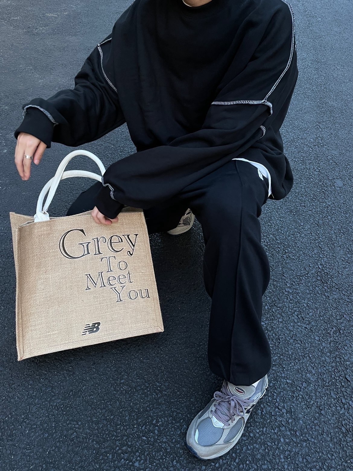 New Balance 2002R Special Vintage Black Grey 착용 스타일 - 3
