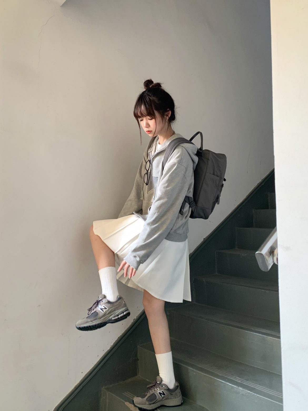 New Balance 2002R Special Vintage Black Grey 착용 스타일 - 3