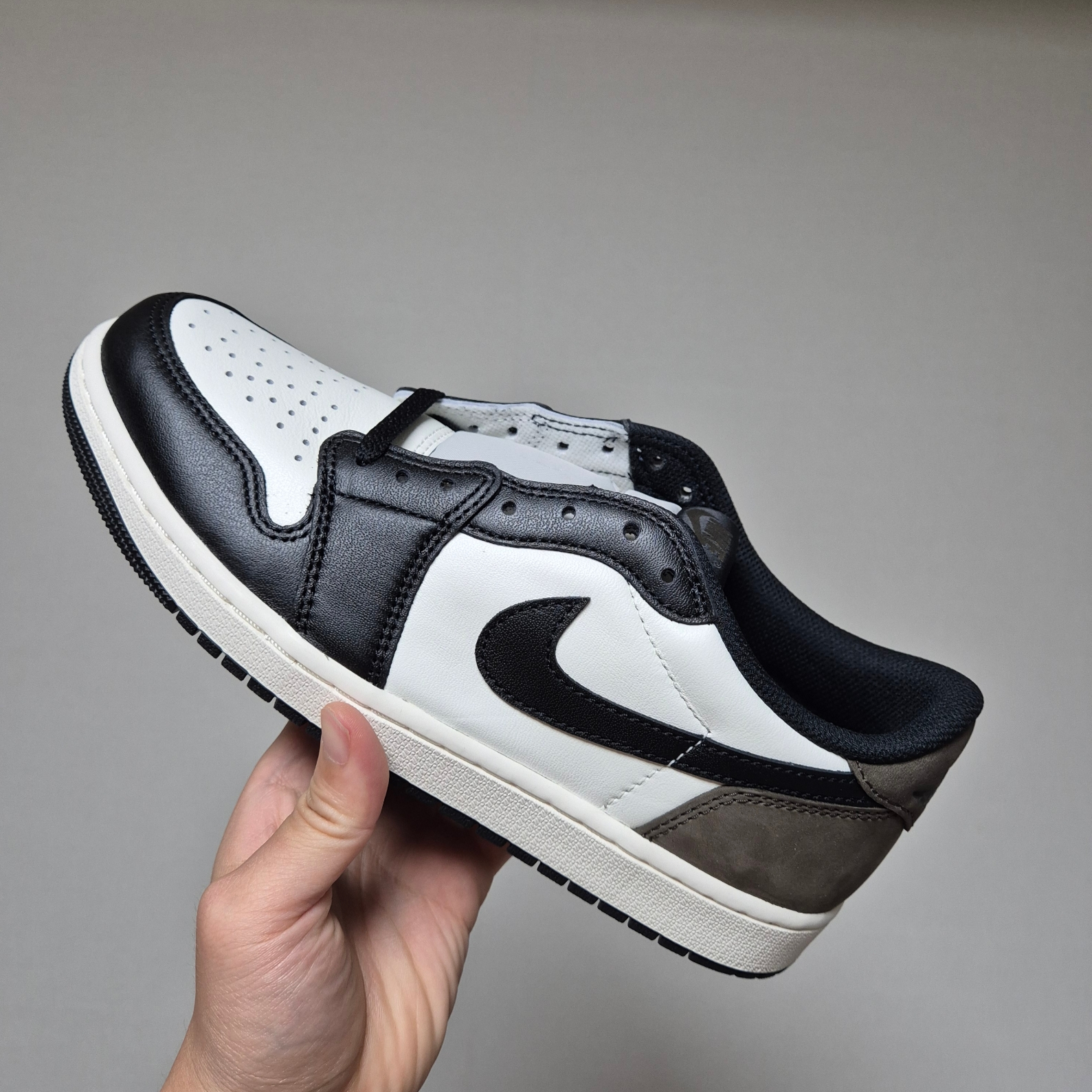 Jordan 1 Retro Low OG Mocha 착용 스타일 - 2