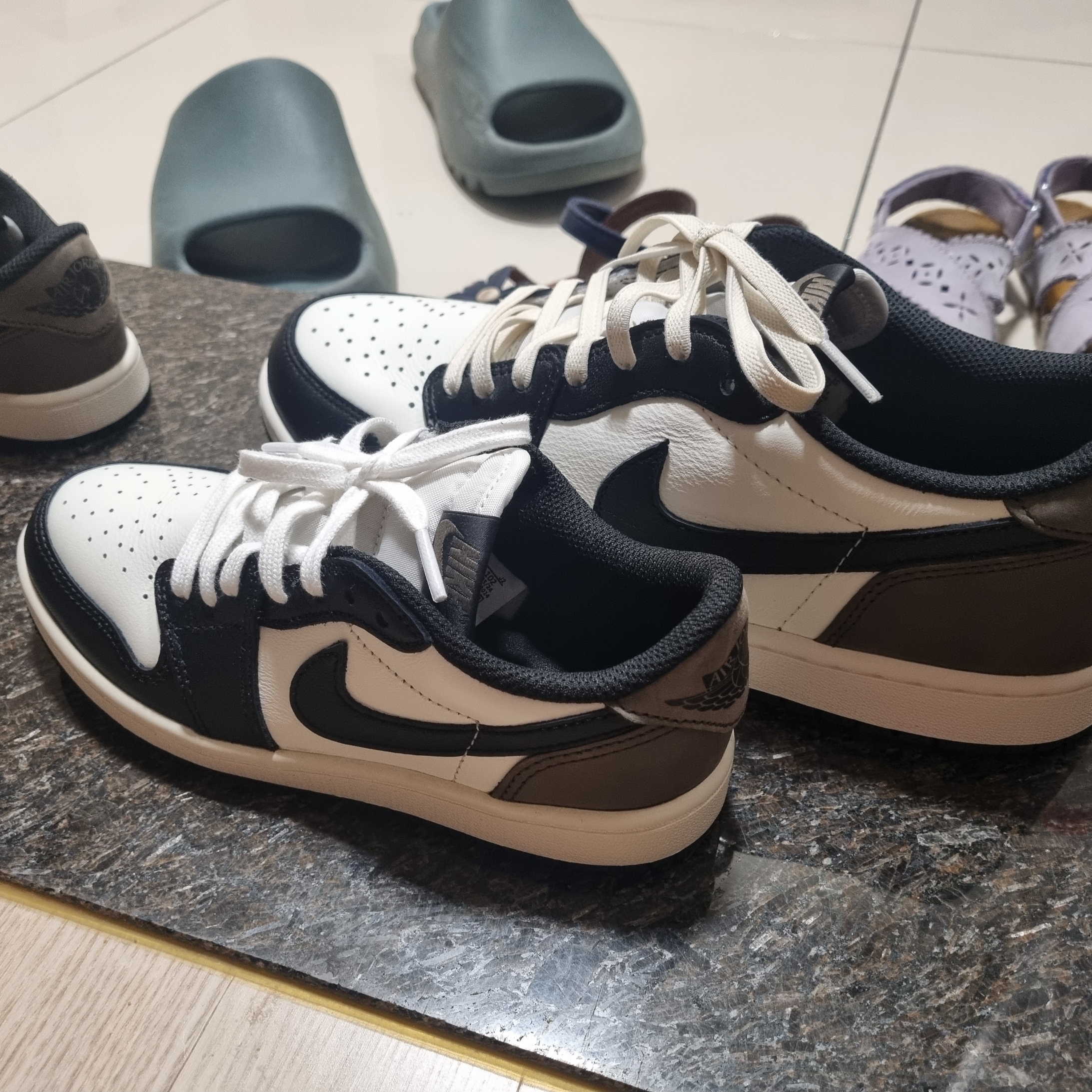Jordan 1 Retro Low OG Mocha, (PS) Jordan 1 Retro Low OG Mocha 착용 스타일 - 2