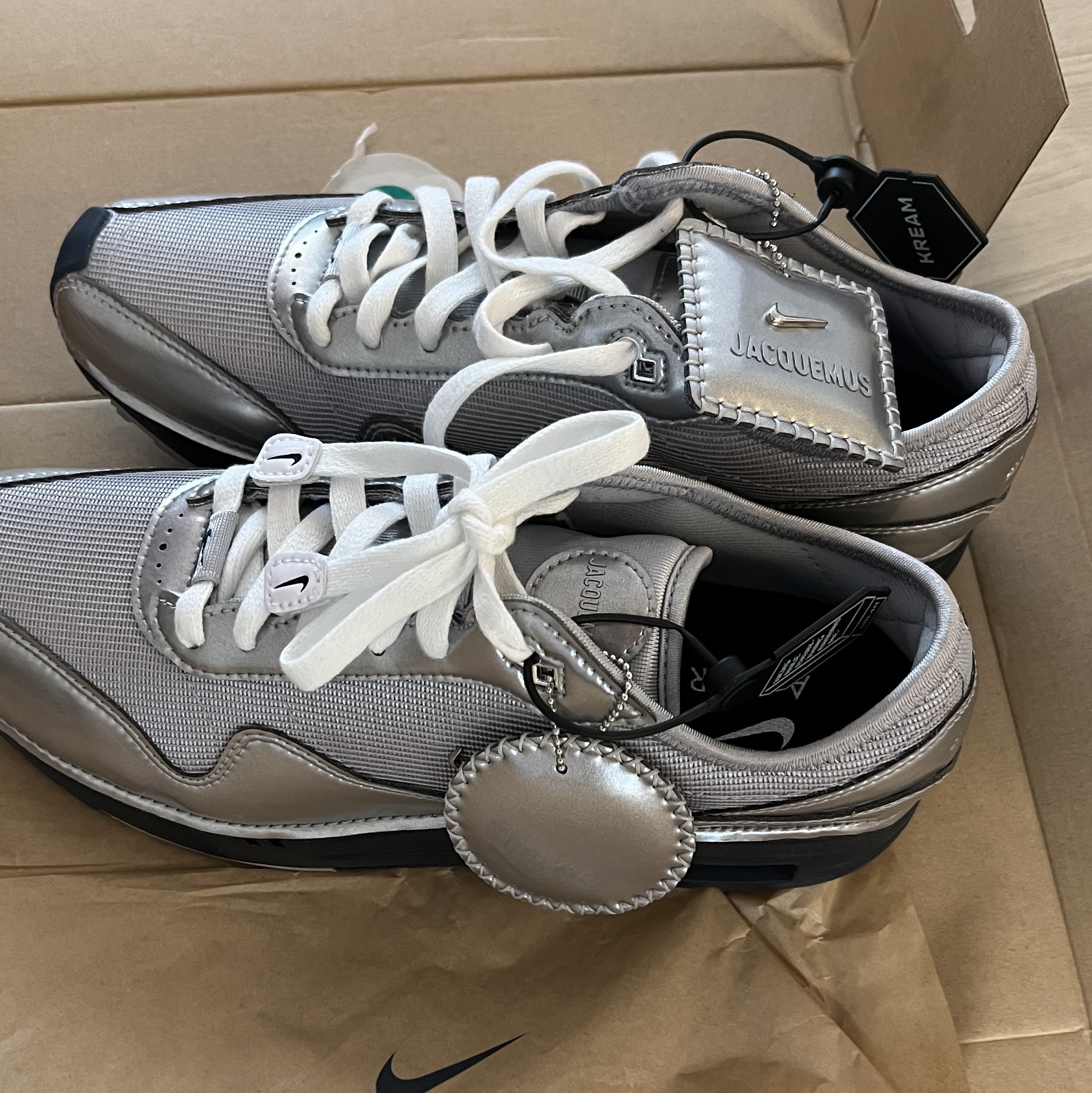 Nike x Jacquemus Air Max 1 '86 Metallic Silver Midnight Navy 착용 스타일