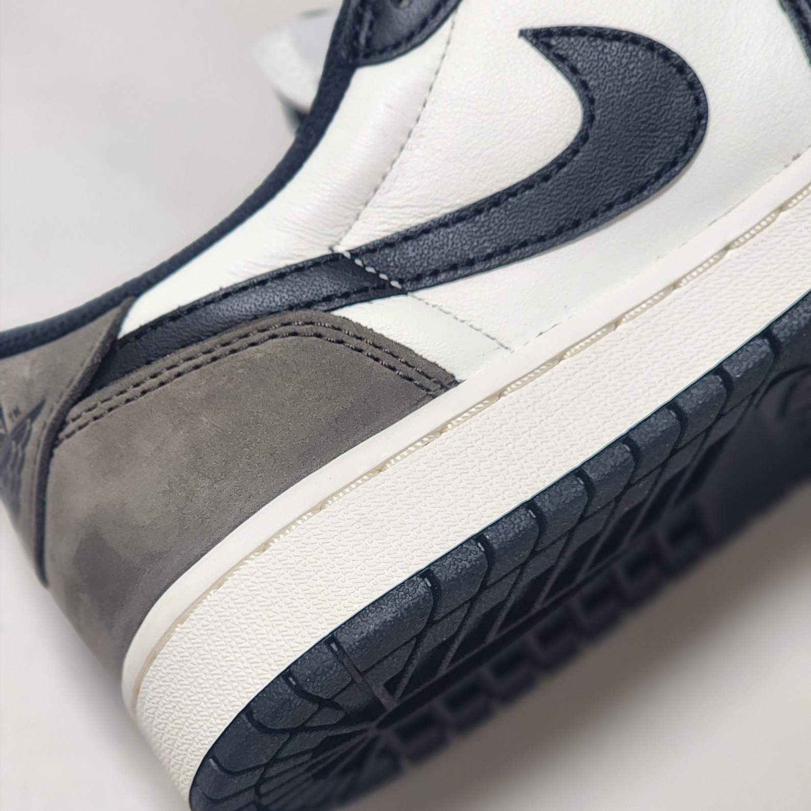 Jordan 1 Retro Low OG Mocha 착용 스타일 - 4