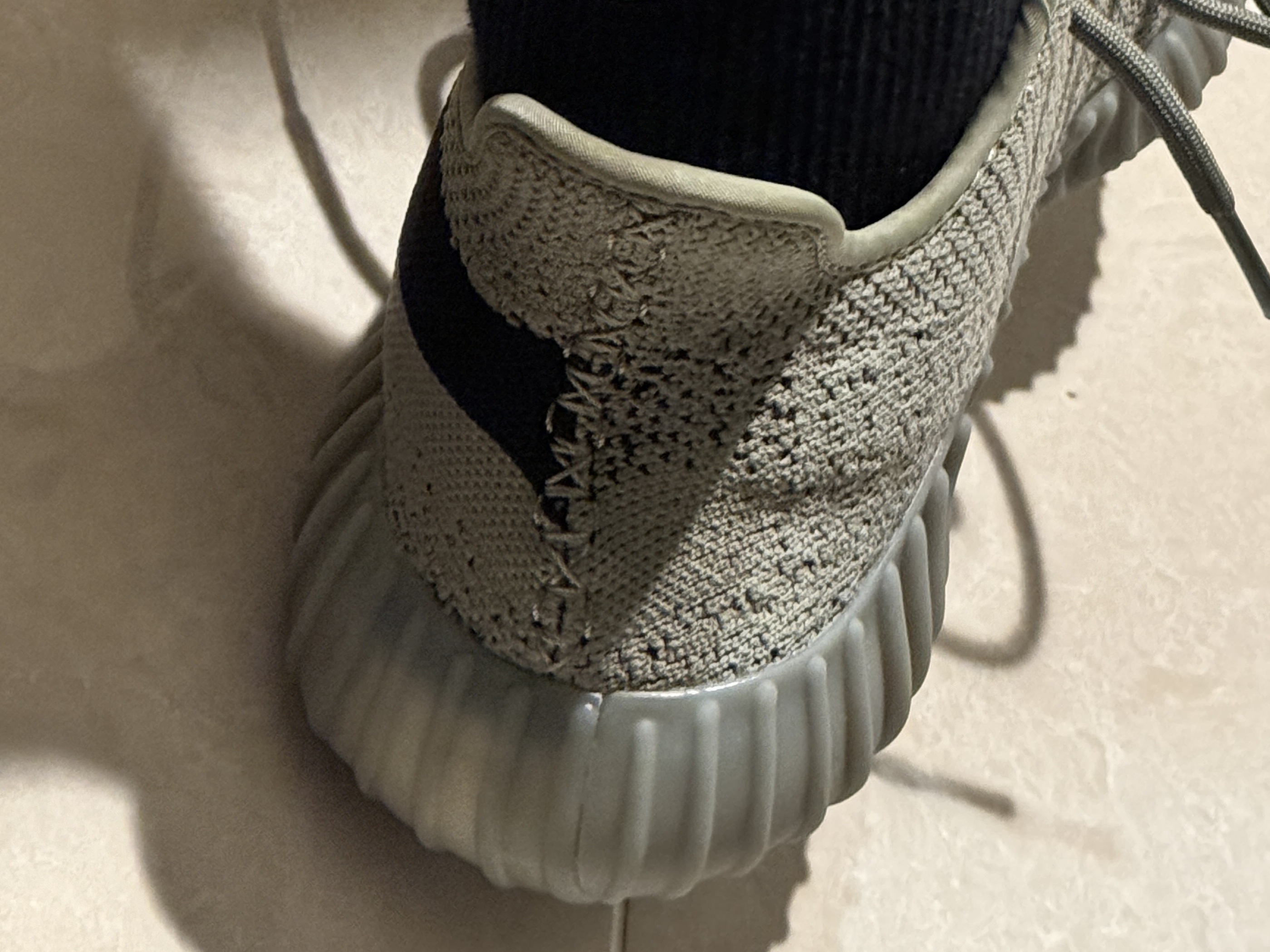 Adidas Yeezy Boost 350 V2 Granite Core Black 착용 스타일 - 2